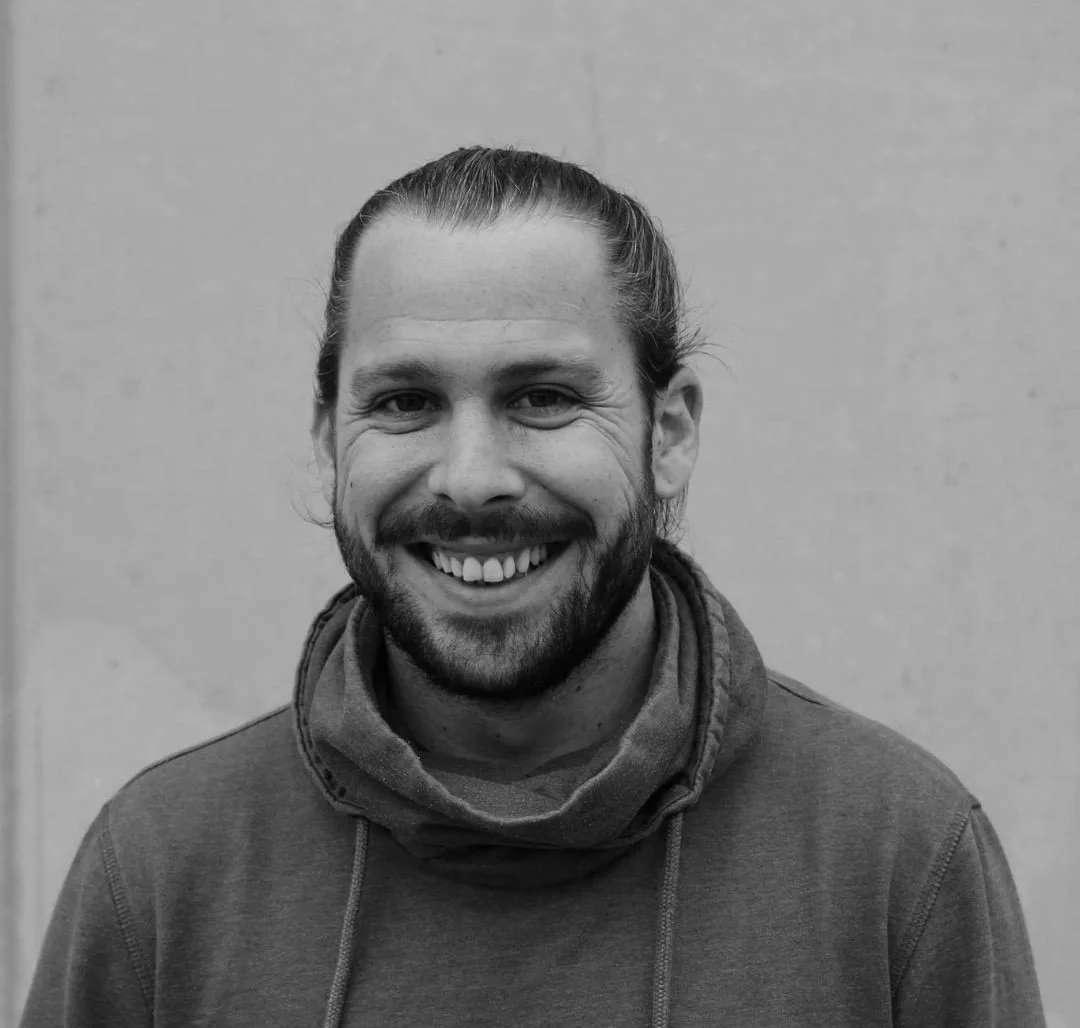 BORJA Artist coordinator & Actor - Bcn Graduado en Arte Dramático en el Institut del Teatre de Barcelona. Se ha formado también como actor en la Academia de las Artes en Minsk Bielorusia. Su experiencia en producción comenzó como distribuidor y tour mánager de compañías teatrales a nivel internacional. Con experiencia en producción en festivales musicales como Rockfest , Lowfestival , Arenal Sound.. Creció realizando con El Camerino donde trabaja desde el 2009 como actor y regidor de artistas.