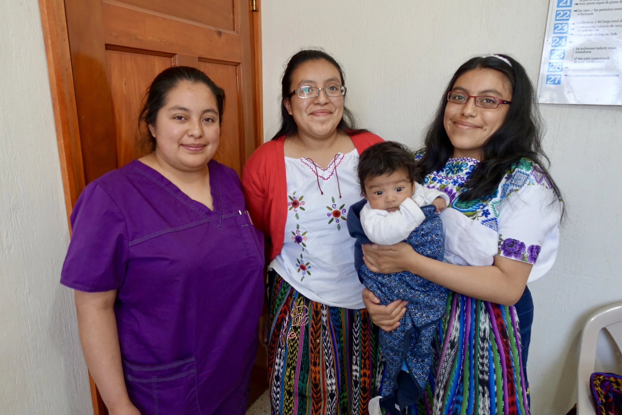 Patients with a midwife during the clinic