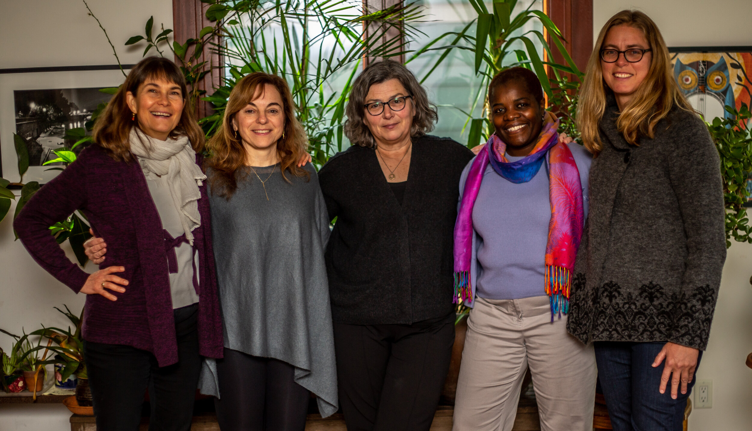 我们的板!从左至右:索尼娅·德玛尔塔，玛丽·库斯蒂克，帕特里夏·弗莱厄蒂，阿温贾·奥蒂亚托，Åsa奥林·阿尔伯格。照片中没有:卡洛琳·吉列