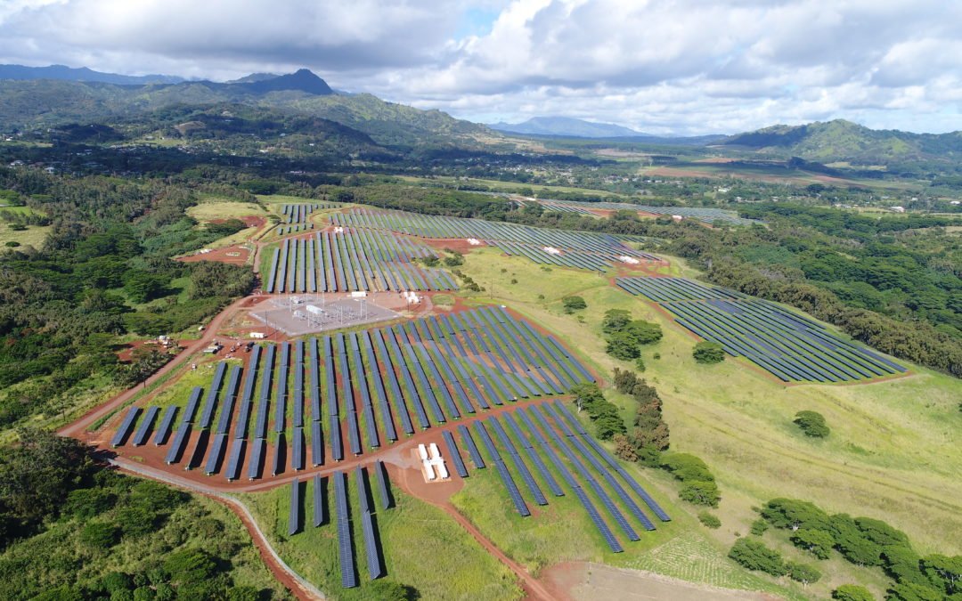 在夏威夷的考艾岛，AES Lawai太阳能项目有一个100兆瓦时的电池储能系统，与太阳能光伏系统配对。图片来源:AES分布式能源