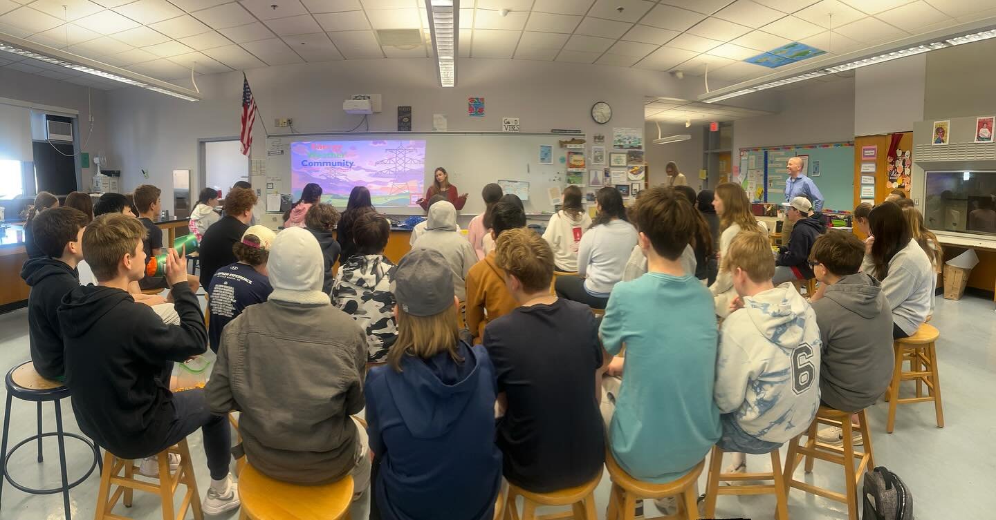 On Monday, Climable visited the Thomas Blake Middle School in Medfield, MA, to kick off their 7th-grade science week! 👩&zwj;🔬 Students took part in our microgrid simulation to explore how clean energy can reduce health risks and improve community r