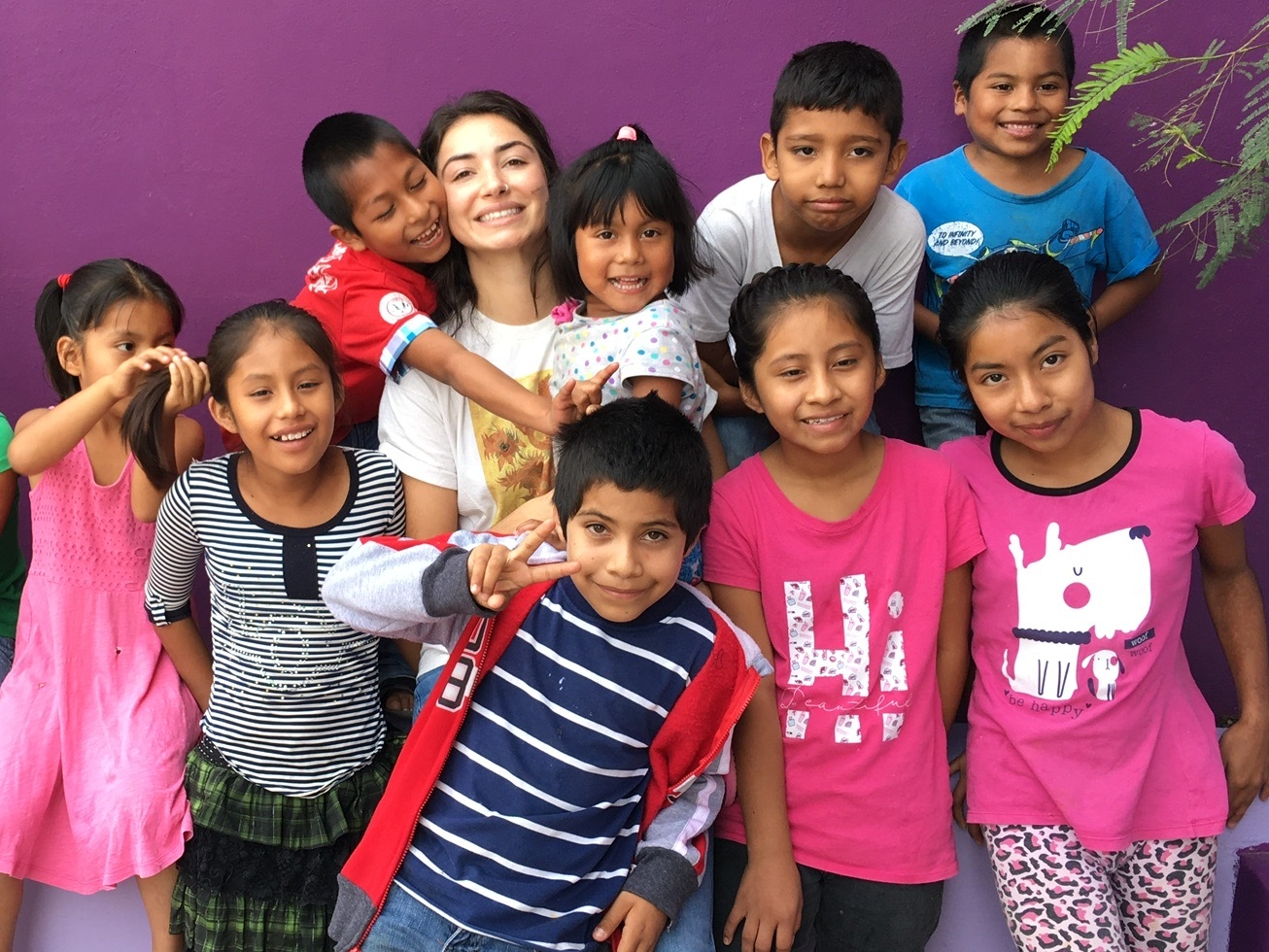 Coordinadora de Voluntarios Jasmine Martier con los niños de la Casa Hogar Simply Smiles en Oaxaca, Mexico