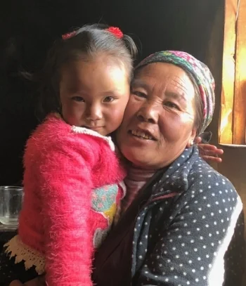 Pasang Chhuten Sherpa and her grandmother, Chanji Sherpa. Pasang lost her father and Chanji lost her son in 2014 on Mount Everest. 