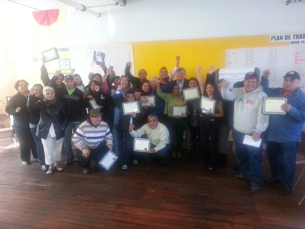 Los graduados del entrenamiento de 2013 con sus diplomas