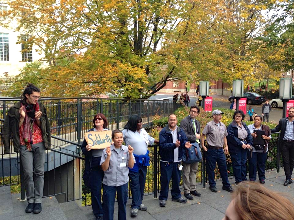 El 14 de noviembre los trabajadores de la universidad de Brown protestaron el uso de subcontratistas y corporaciones privadas en la biblioteca, el correo, y la limpieza. 