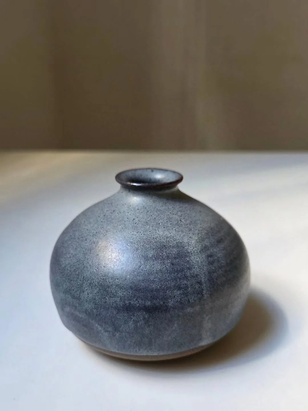 Hoje eu tava conversando com a @ninagaul sobre essa linha borrada entre ser artes&atilde; e ser artista, entre of&iacute;cio-craft-trabalho e arte... e o tanto que eu sinto que tem de perguntas abertas e escolhas pra fazer entre uma coisa e outra.

T
