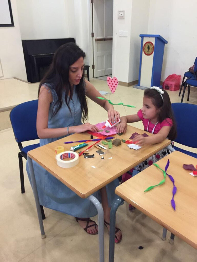 Children and volunteers co-experimenting