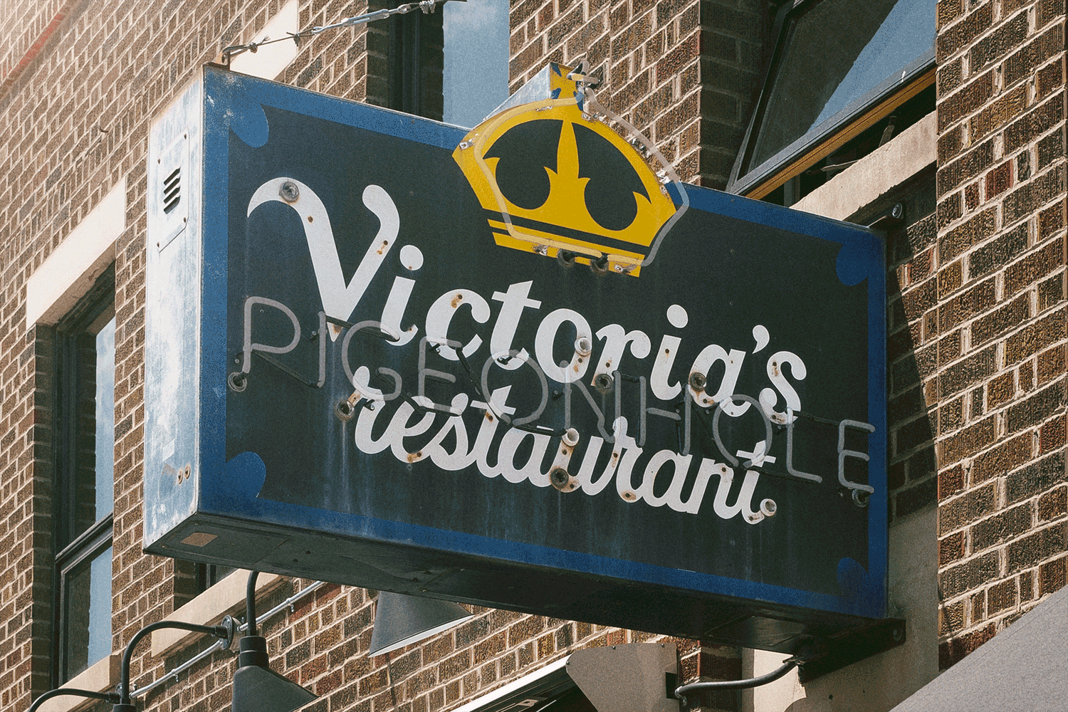 The sign and crown from the previous restaurant were used as building blocks for the identity—paying homage to the building's history.