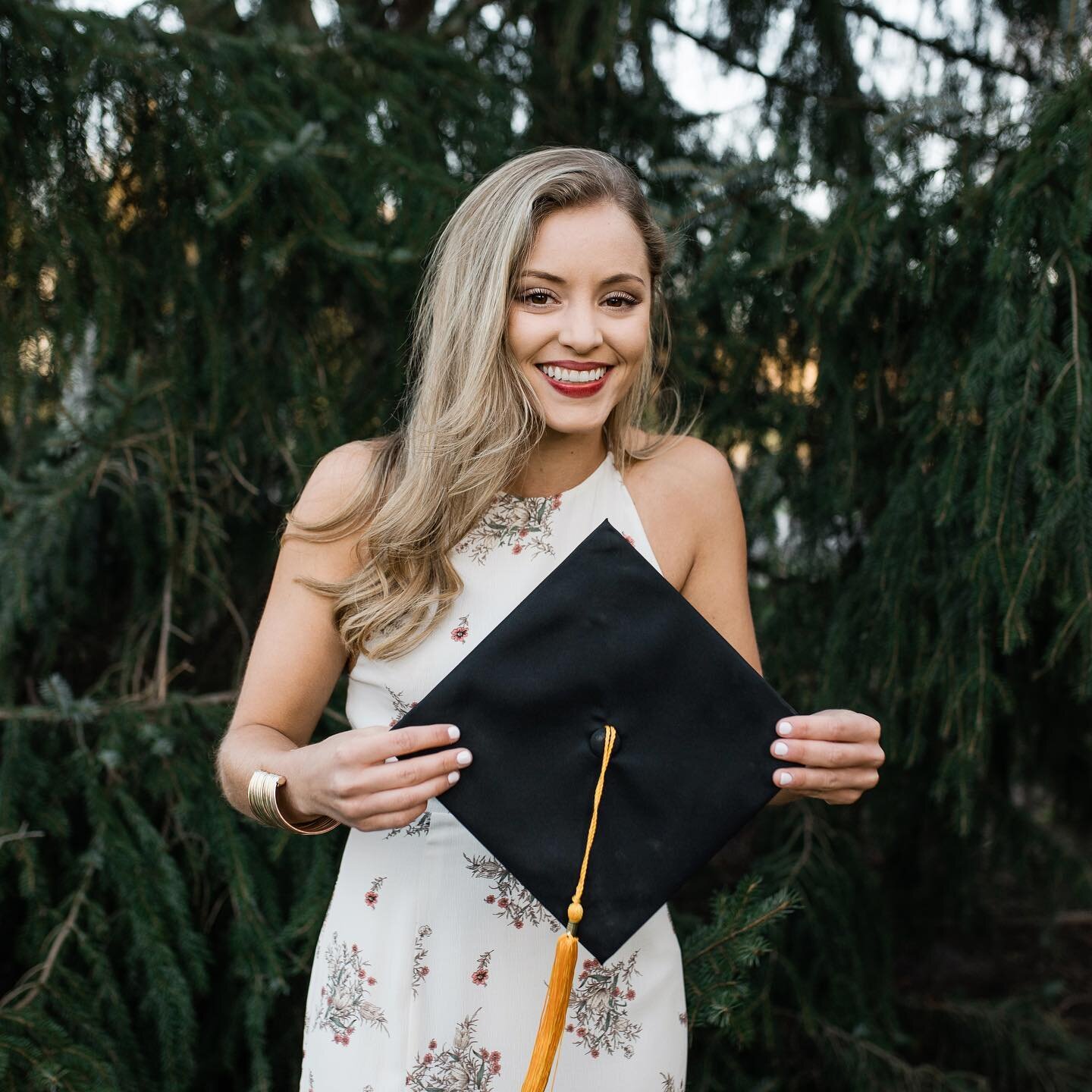 Hey! Are you a recent grad or do you know a 2021 graduate in need of photos? Tag them here or share this post with them! We can pop some bubbly (or Bubly....) and take a few photos in and out of your grad gown!

Offering some friendly rates for shoot
