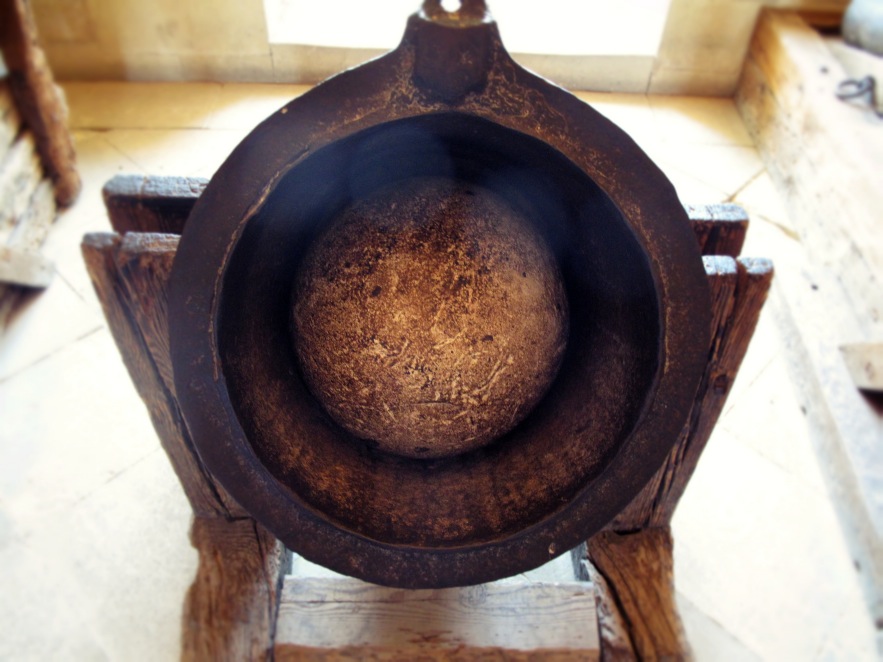 Madrid_sagovia_castle_Cannon Ball.JPG