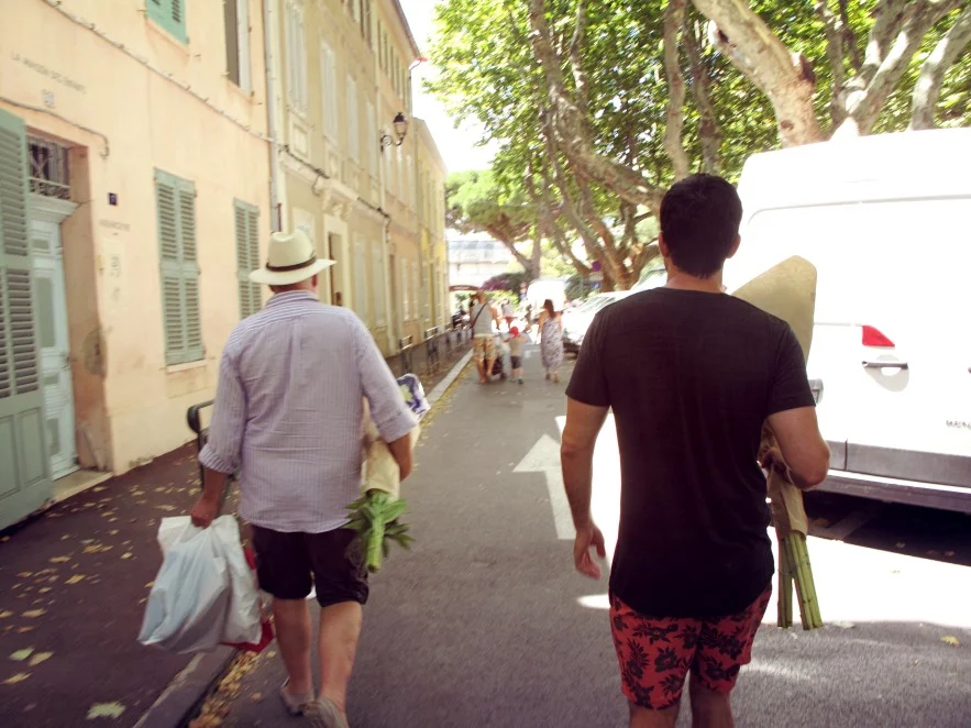 St Tropez_men with flowers_markets.JPG