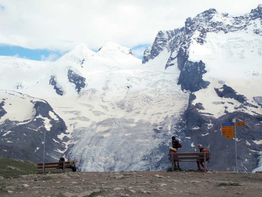 Zermatt_hikers.JPG