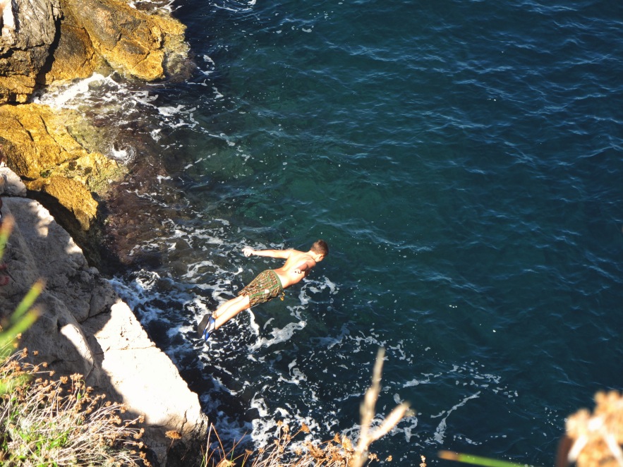 Sorrento_boy jumping off cliff.JPG