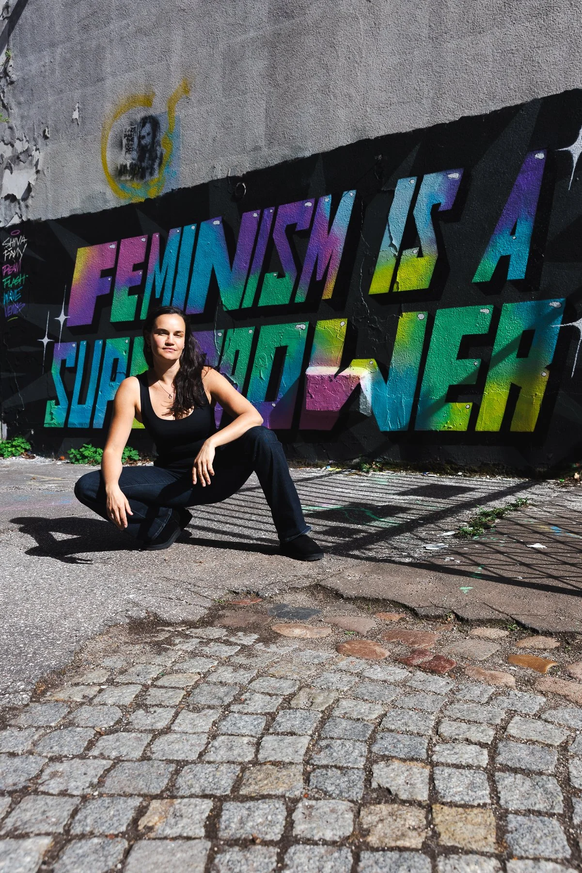 Cellistin Raphaela Gromes posiert vor einen Graffiti
