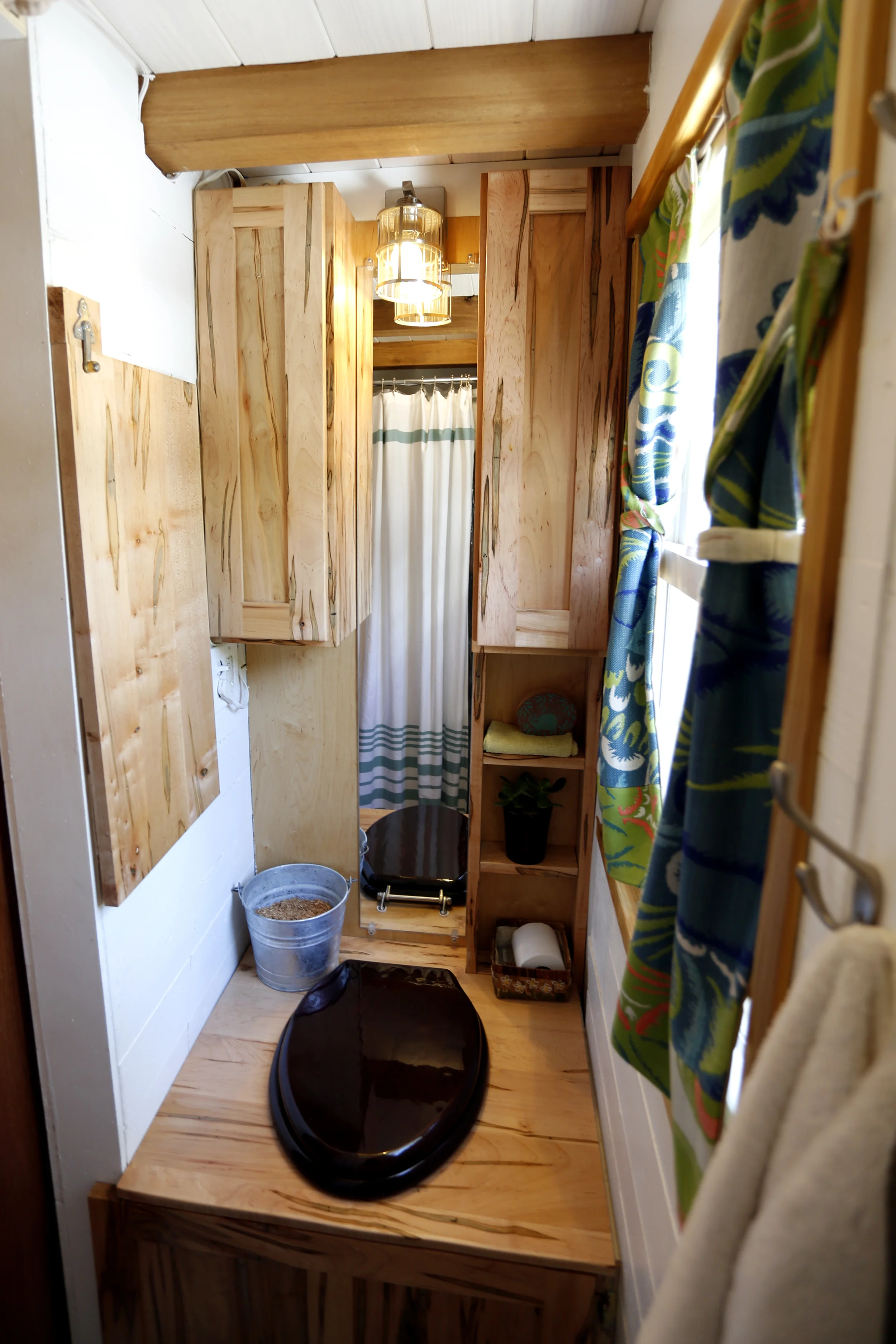 toilet_shelf_up.jpg