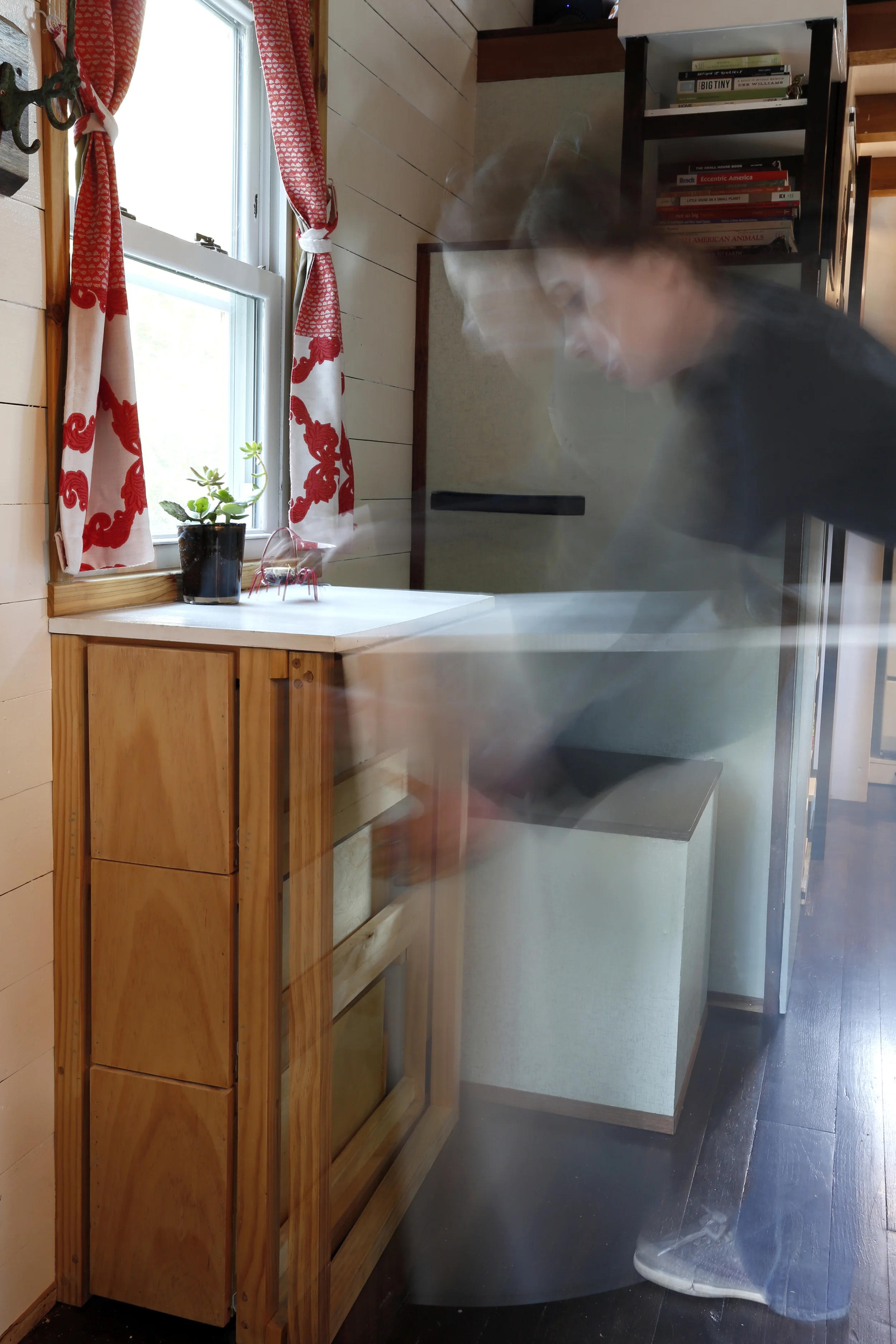 desk_action_alexis.jpg
