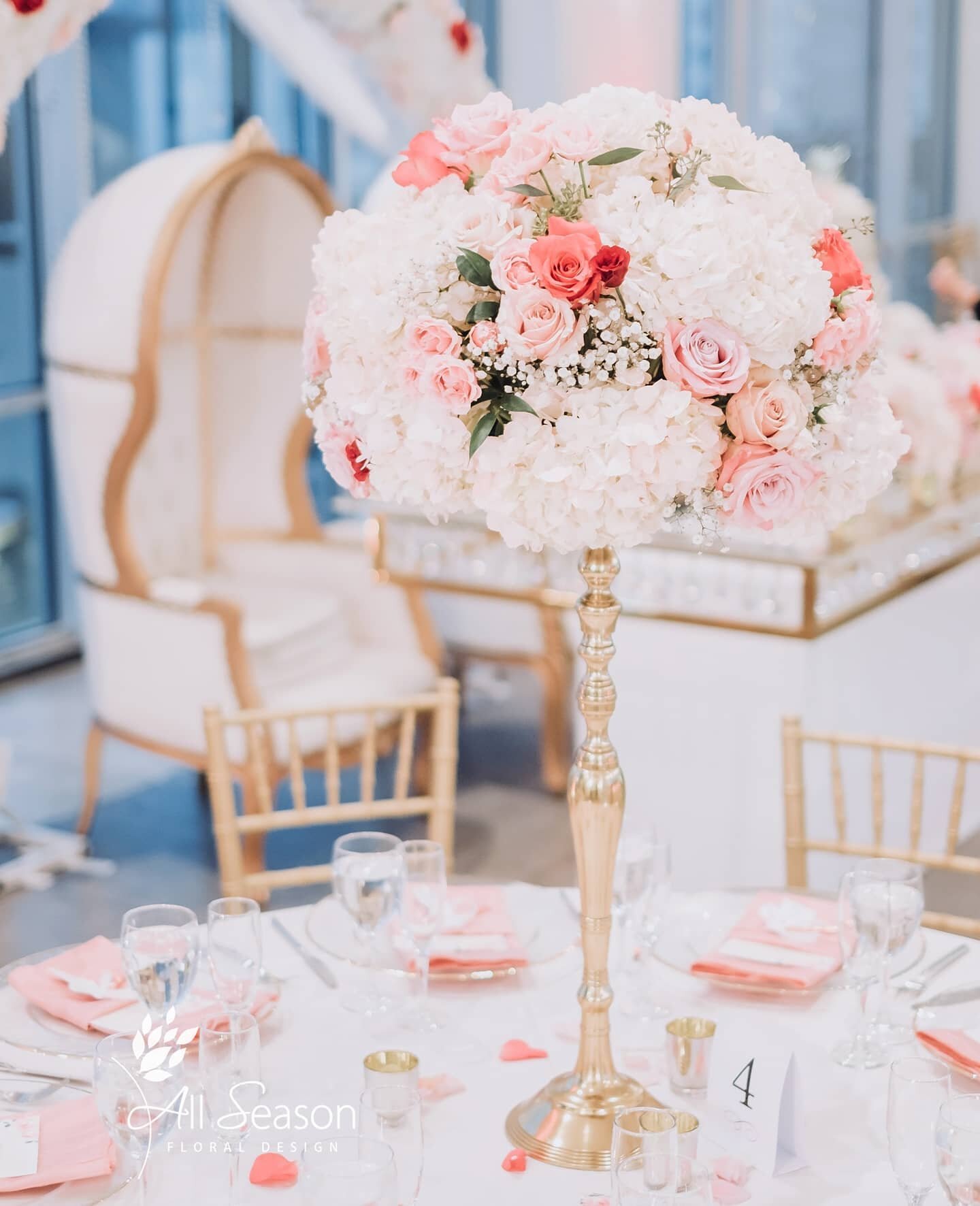🌷 Hydrangea and Roses Centerpiece for this Romantic Wedding

Venue : The W LOFT
Planner : Genesis Wedding