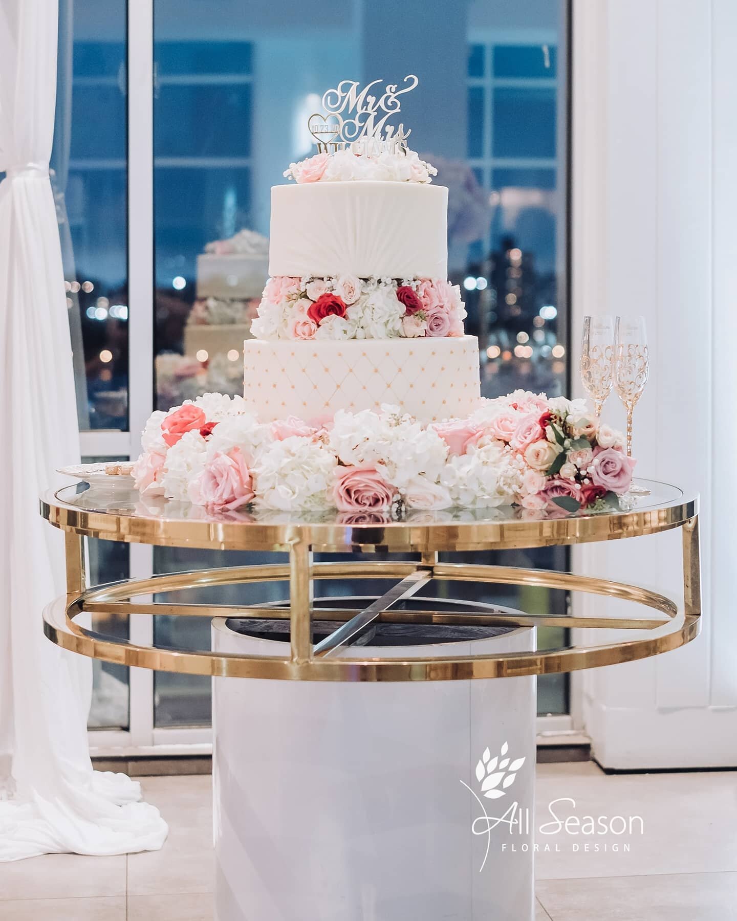 There are many ways to decorate a wedding cake 🍰, of course, our favourite is with fresh flowers 🌹🌷🌸

Cake : @docs_cake_shop
Venue : @thewloft
Planner : Shirley @genesiswedding 

.
.
.
.
.

#cakeartist #weddingcake #cakedecor #weddingcakedecor #f