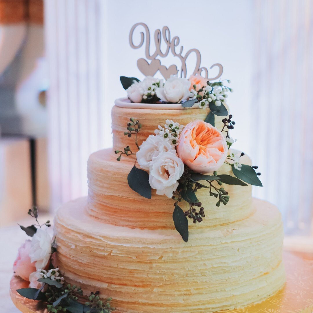 Loving the #ladym cake and fresh florals! 🌸

.
.
.

#allseasonsflower #longislandweddings #weddingcakesideas #ladymcakes #weddingcake #weddingcakedecoration #weddingcakeflowers #covidwedding #wedding2021 #weddingflowersdecor