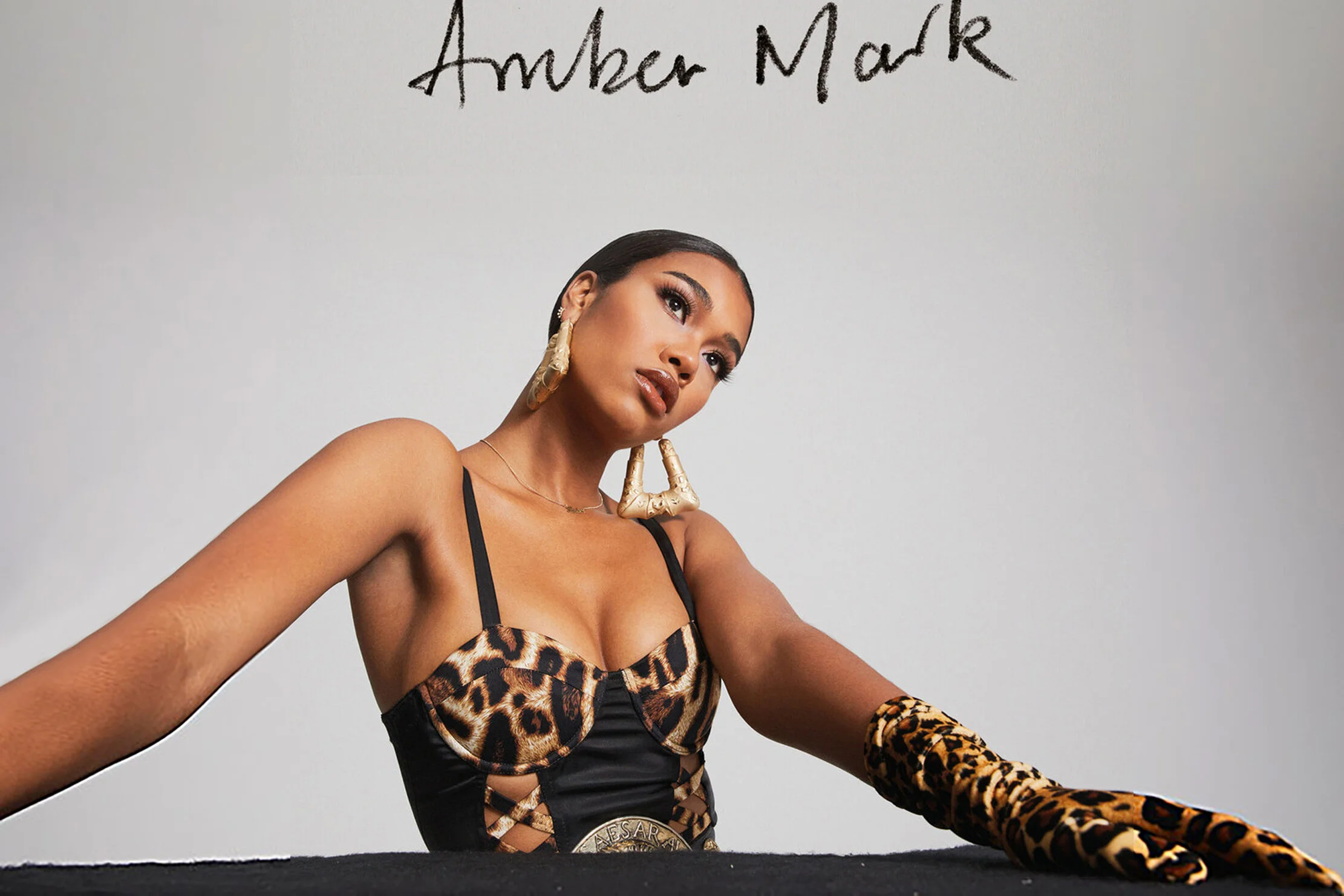 AMBER MARK. SINGER. SONGWRITER. PERFORMER.