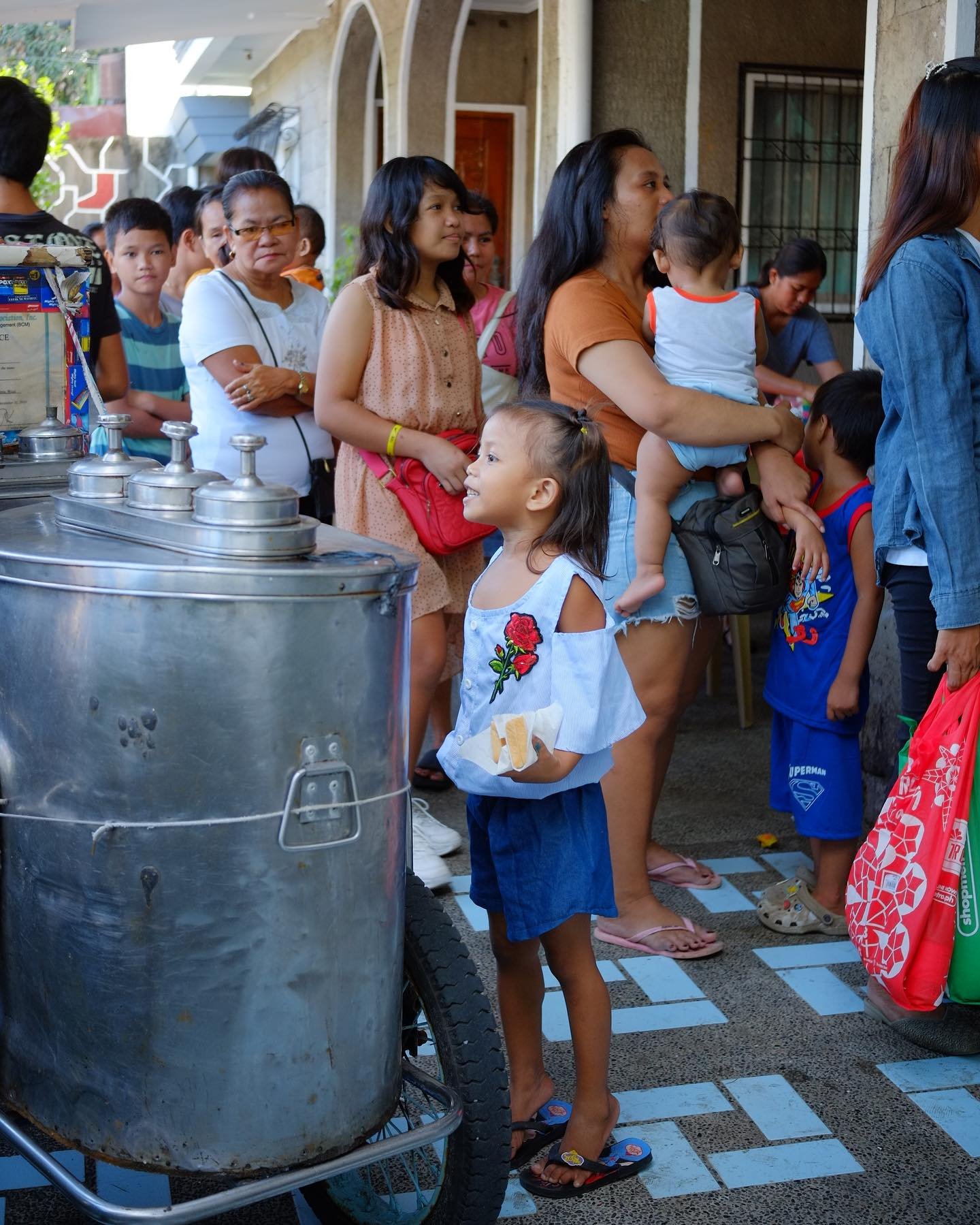 Travel dump 03: Christmas in the Philippines. Every year on Christmas Day, @kirstenbg176&rsquo;s family on her mothers side, the Baltazar&rsquo;s, hosts a soup kitchen for the families in the community in need from their late Lala&rsquo;s home in Cai