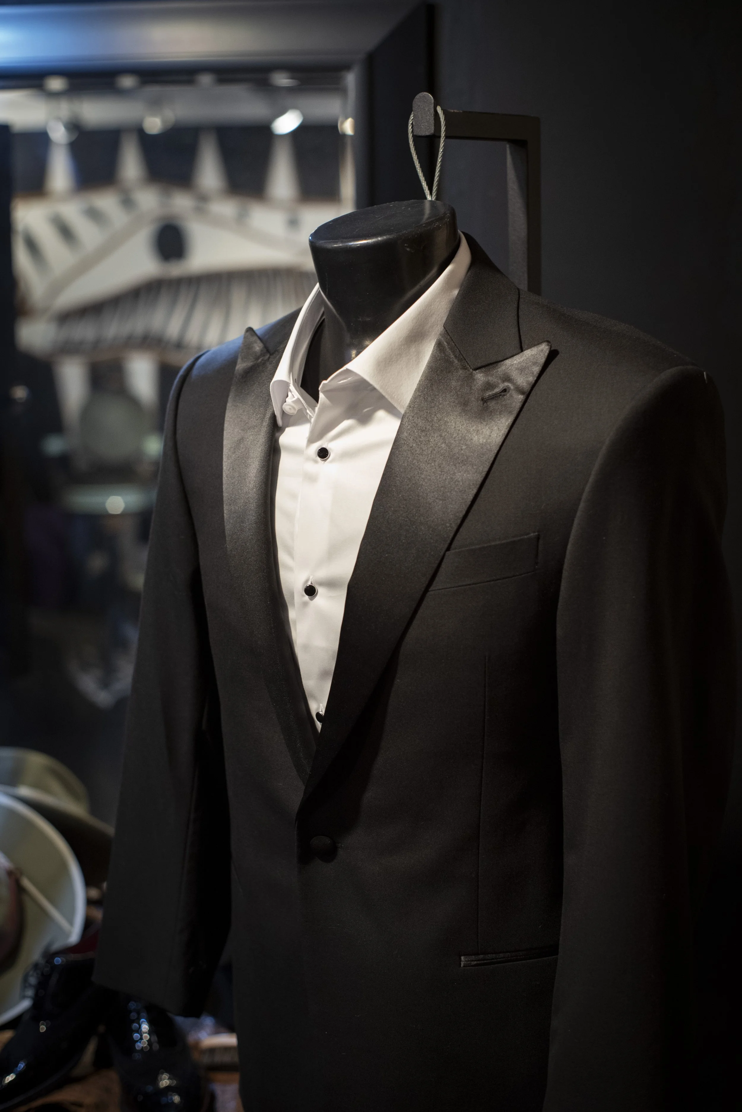 Tuxedo suit rental near me in Tampa at Bib 'N Tux by 1942 Clothiers. Black peak lapel tuxedo.