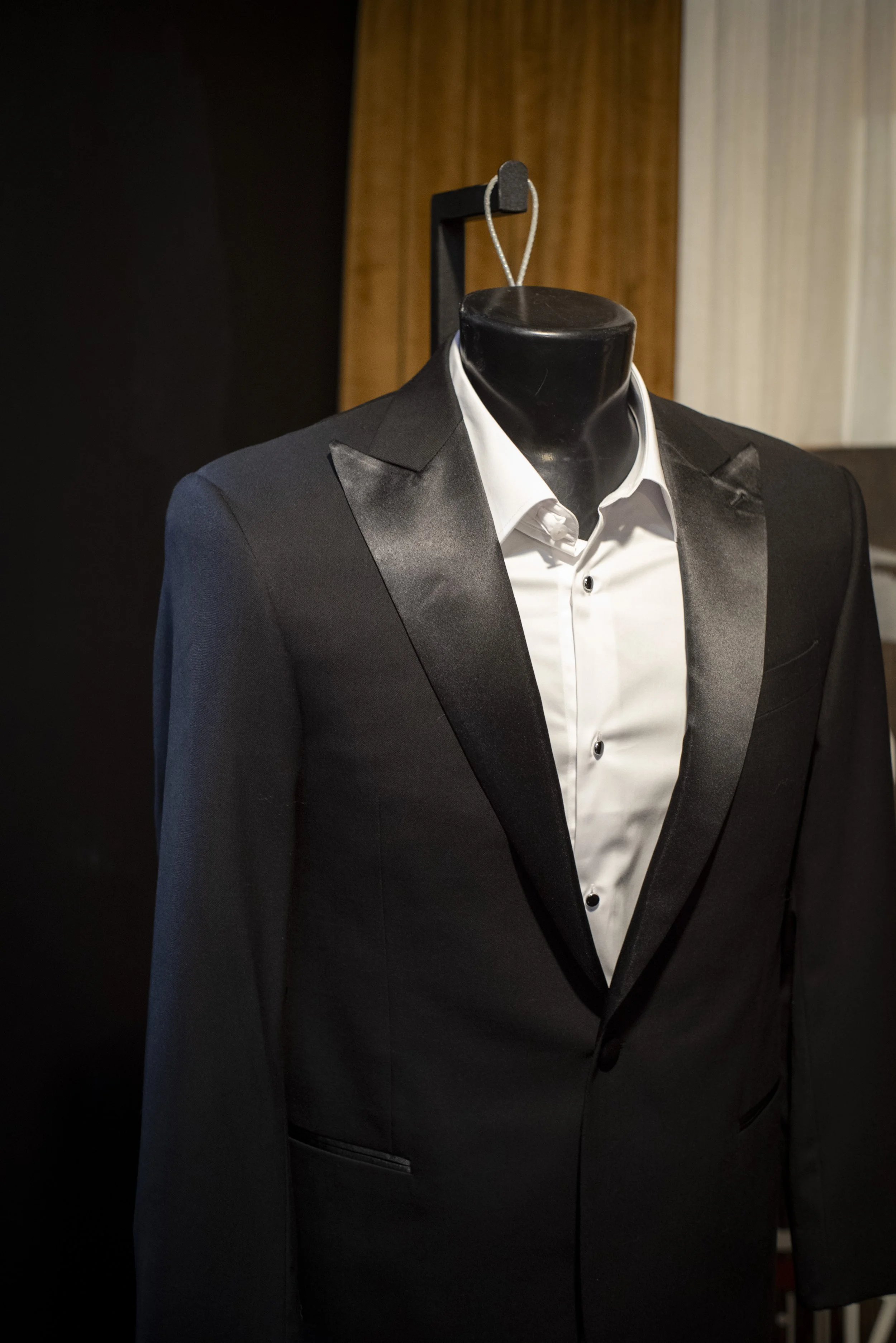 Tuxedo suit rental near me in Tampa at Bib 'N Tux by 1942 Clothiers. Black peak lapel tuxedo.