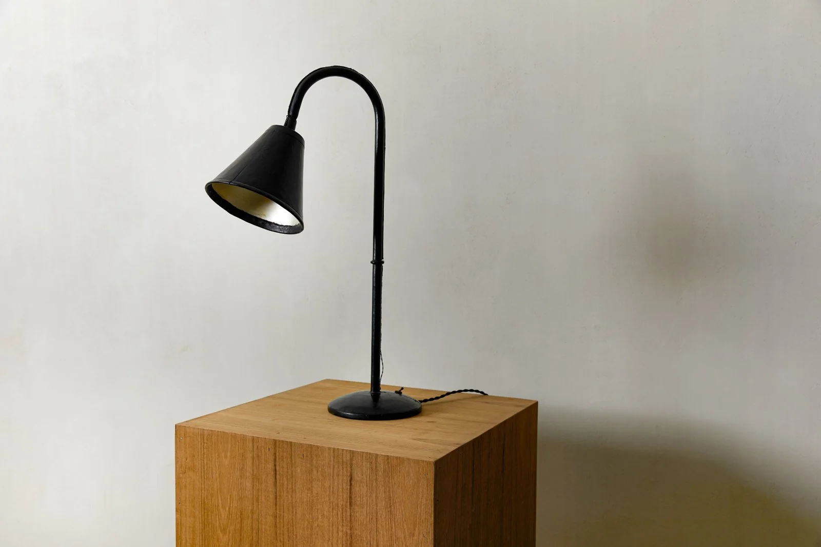 Valenti leather table lamp