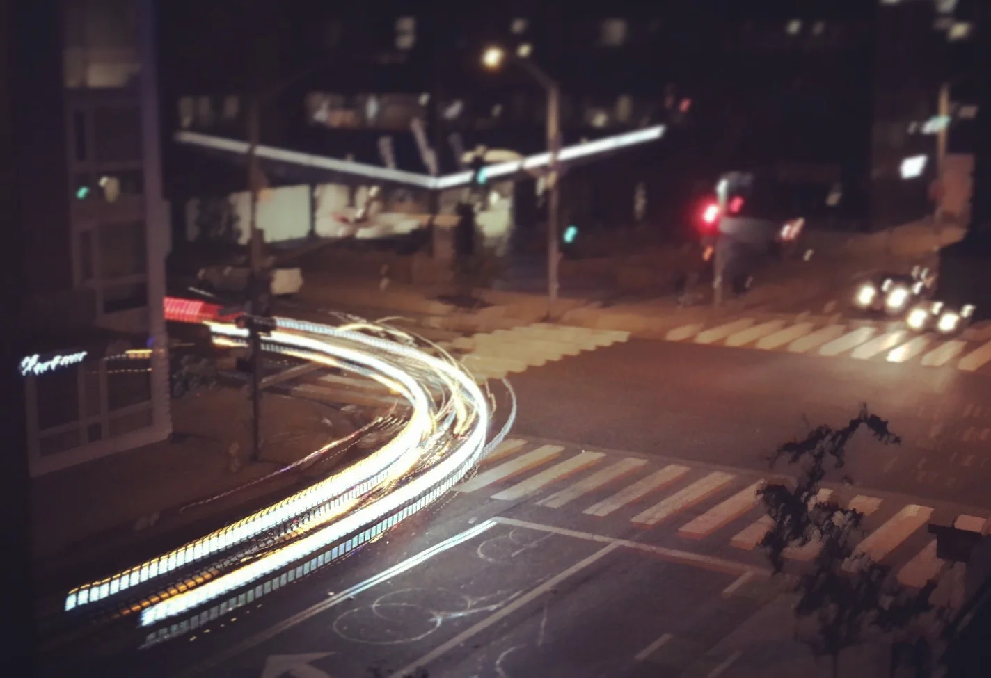 LIGHT TRAILS SUBMODE, ISO AUTO, SHUTTER 1/15s, HANDHELD