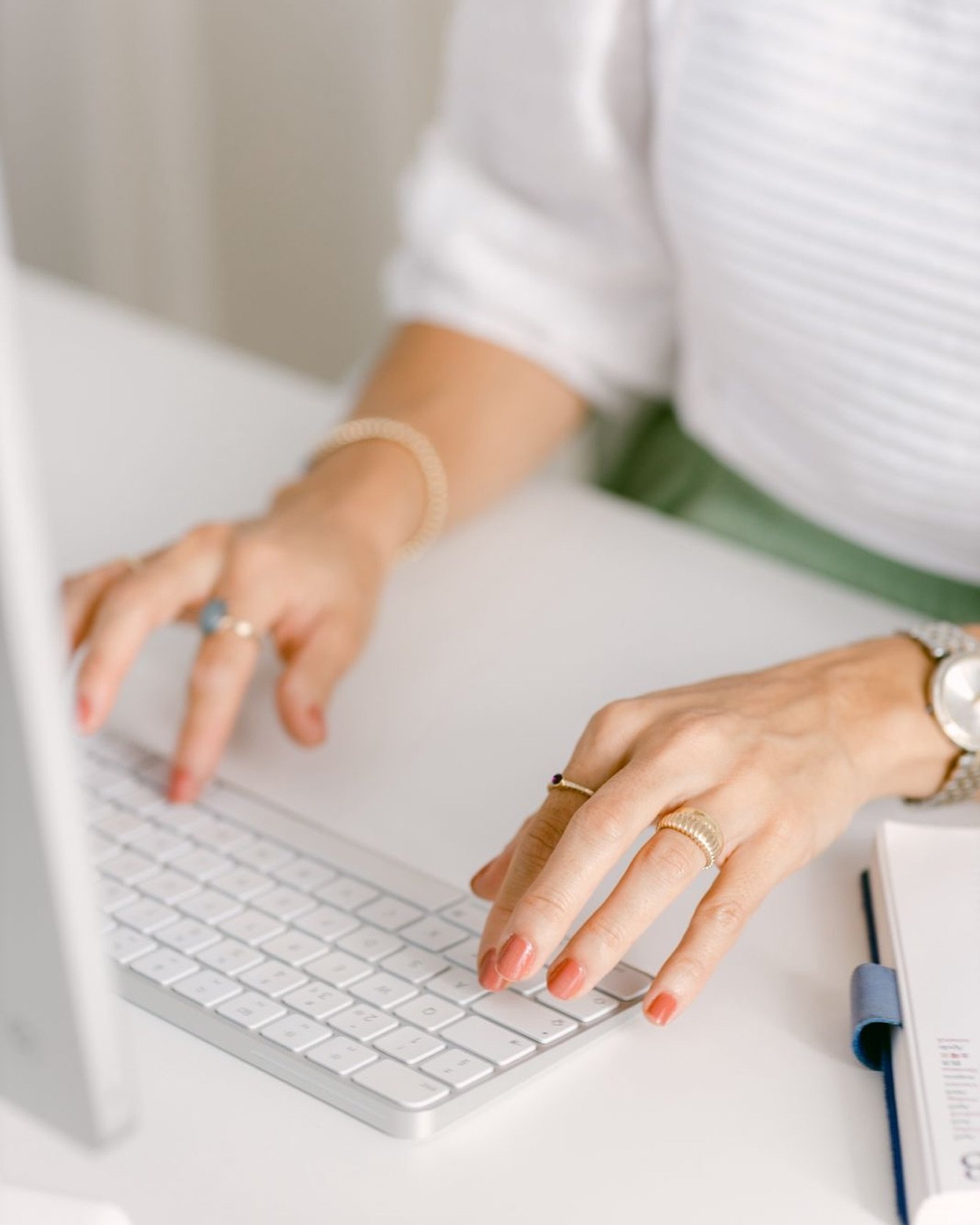 E hoje &eacute; aquele dia incr&iacute;vel em que chego ao atelier e estou mergulhada em e-mails, to do&rsquo;s e respostas urgentes em todo o lado 🤯⚠️ Mais algu&eacute;m desse lado igual? 🥵