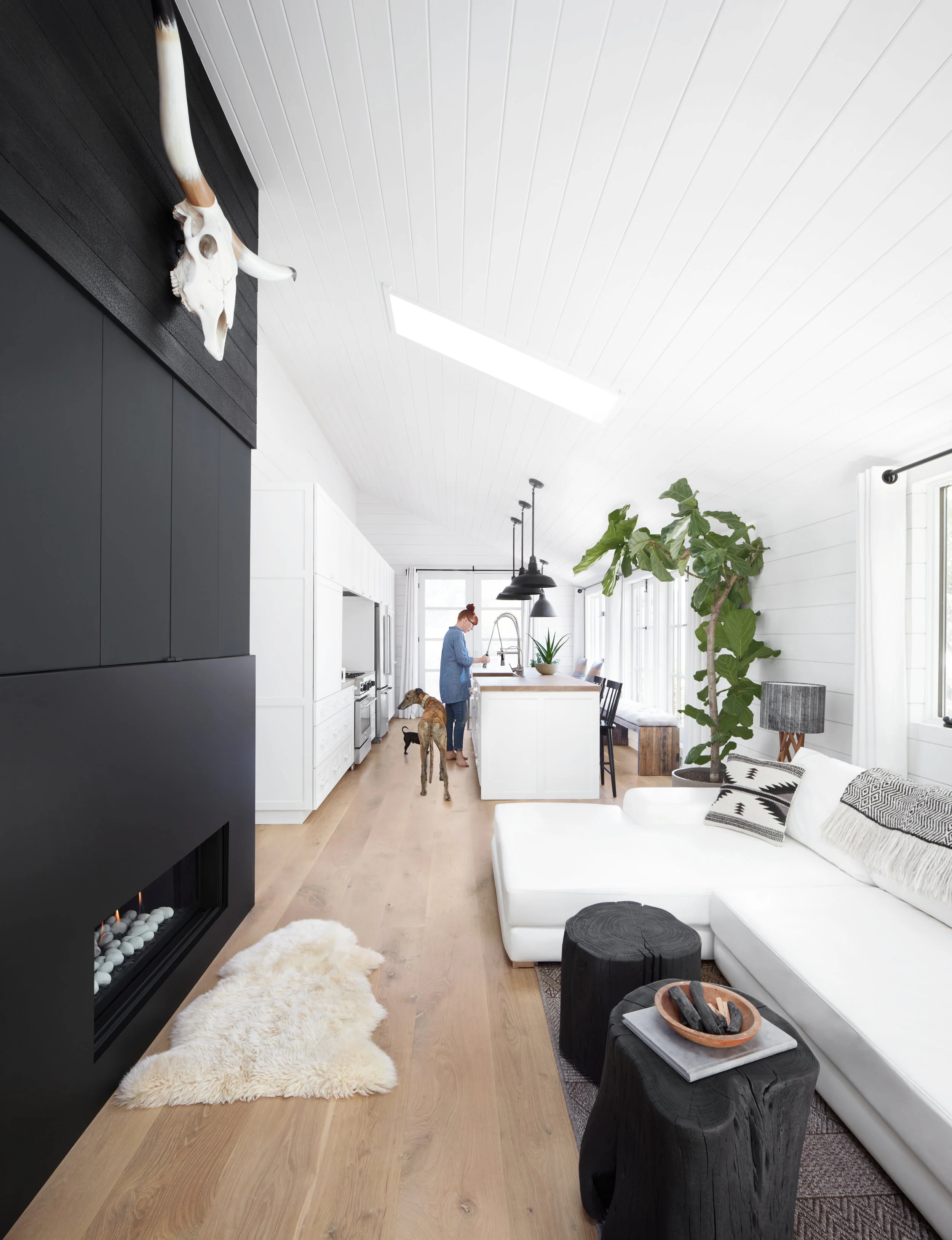  LIVING ROOM / KITCHEN 