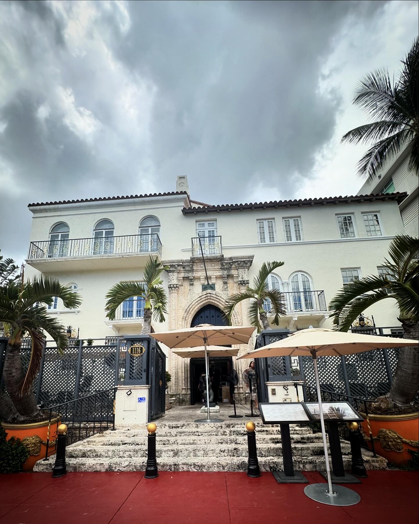 Almuerzo divino a la mansi&oacute;n Versace !