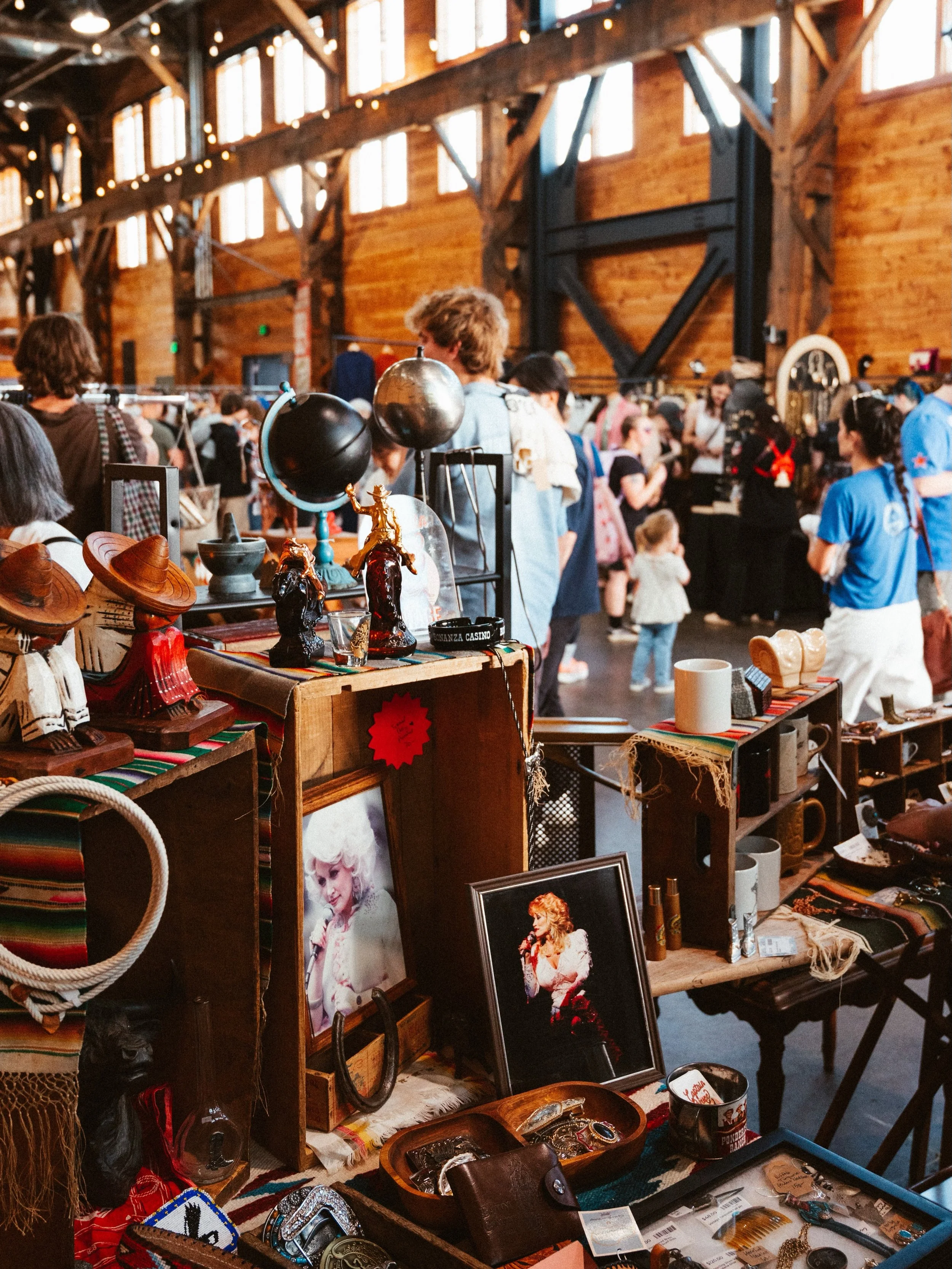 Our last regular style indoor/outdoor Flea of the season is next Sunday, October 25! 🍂 

Come support small businesses, find something you love, and celebrate one last fall market with us! Costumes encouraged! Candy galore! 

Just a few of the incre