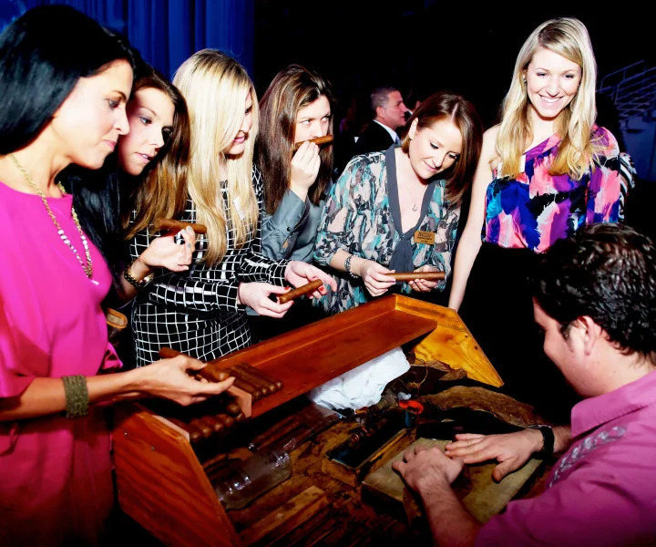 professional-cigar-roller-entertainment-720x600.jpg