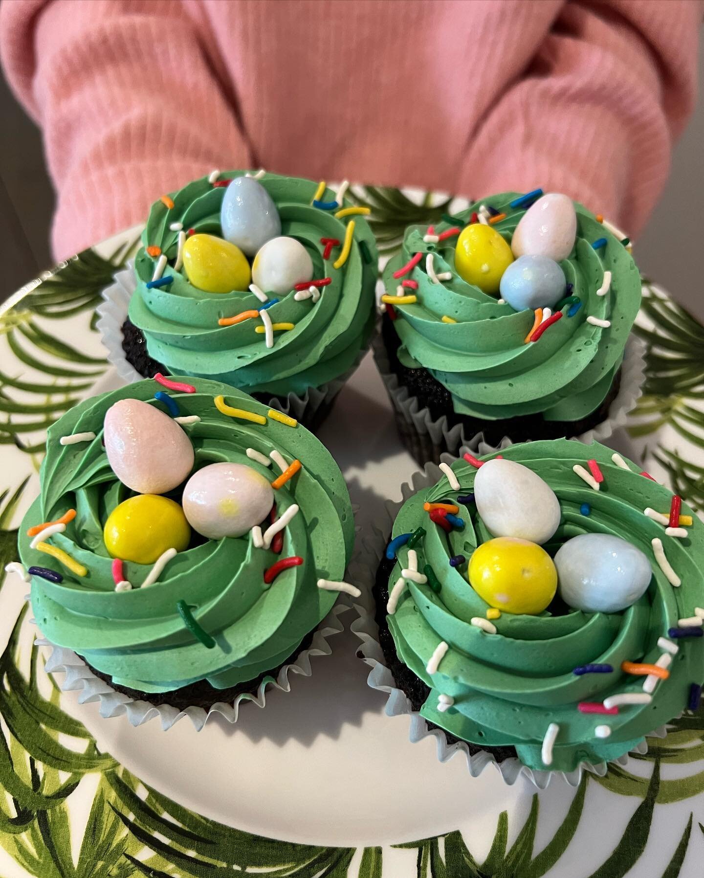 @cadeauxbakery Easter cupcakes now available at the shop!! Yummmmmmm. 🐰🐣🌷