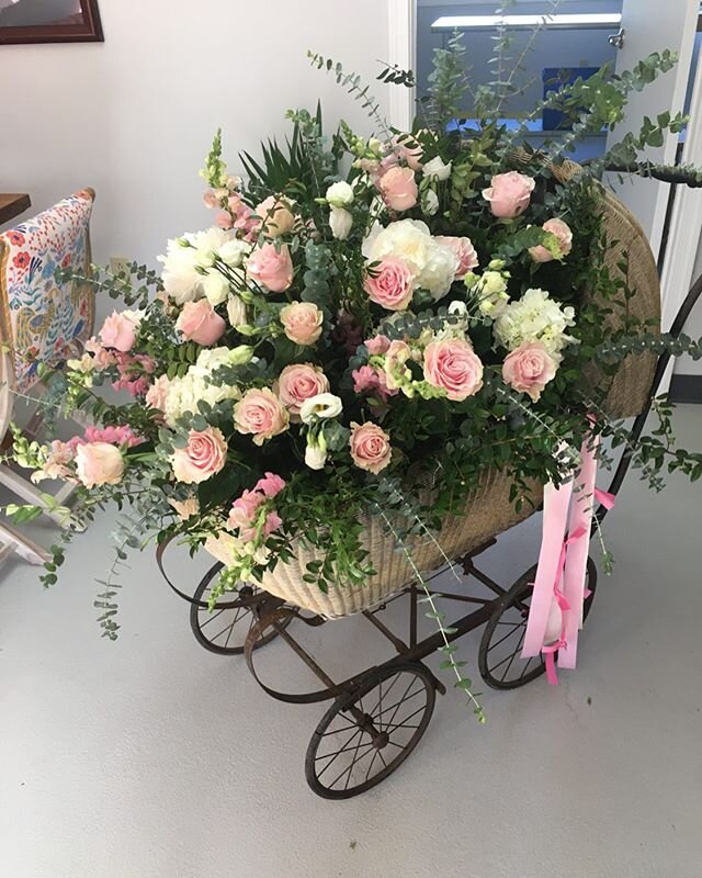 Rolled out the stroller again this weekend! @alexisbrandii 
#strollerflowers #babyshower #babyshowerflowers #babygirl #babyshowerinspiration #prettyflowers #juliejamesdesign #peonies #roses #pink