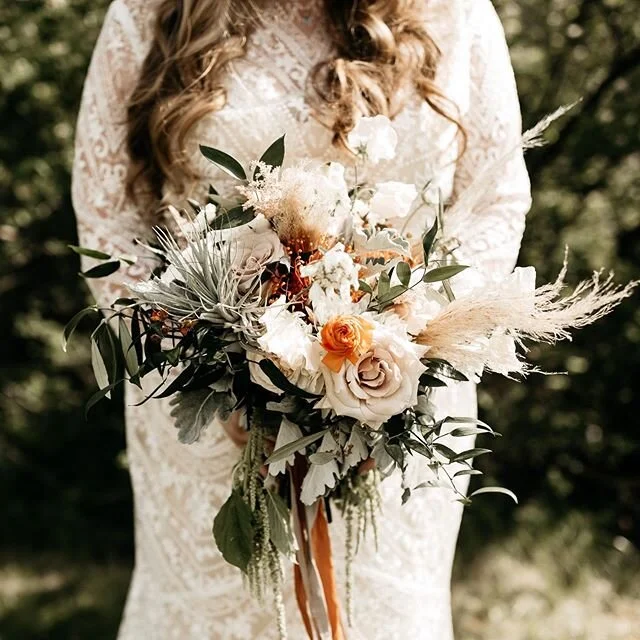 California vibes for your Sunday afternoon. 
@rachelkunzenphoto #juliejamesdesign #airplant #pompasgrass #succulent #flowers #bridalbouquet #weddinginspiration #elopement #pittsburghwedding