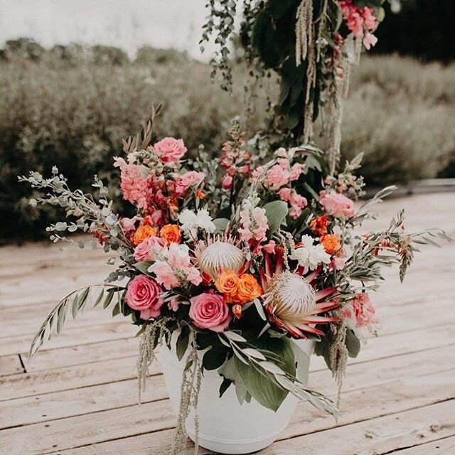 I&rsquo;m on a California vibe kick. Remember these urns?
@talianelsonphotography #juliejamesdesign #summerwedding #kingprotea #weddinginspiration #bohoinspiredwedding #floraldesign #weddingflowers #pittsburghwedding