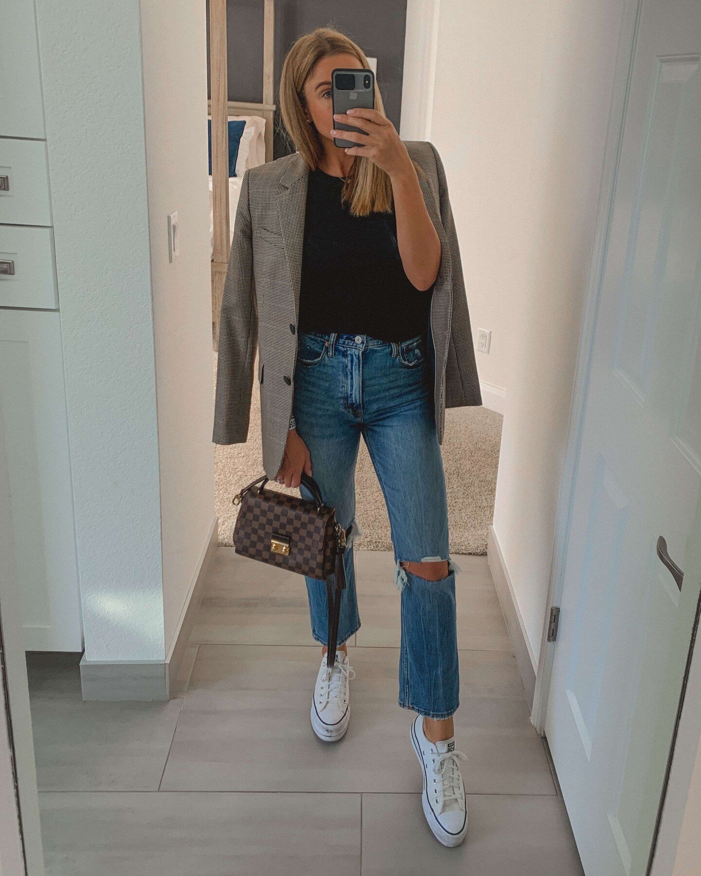 Couldn't resist putting on a blazer today -- only for a short moment while I tried on some jeans for you 😅 I reviewed all of my favorite jeans (in my closet) - different styles, brands, fits... If you haven't read the Jeans Guide on my site click th
