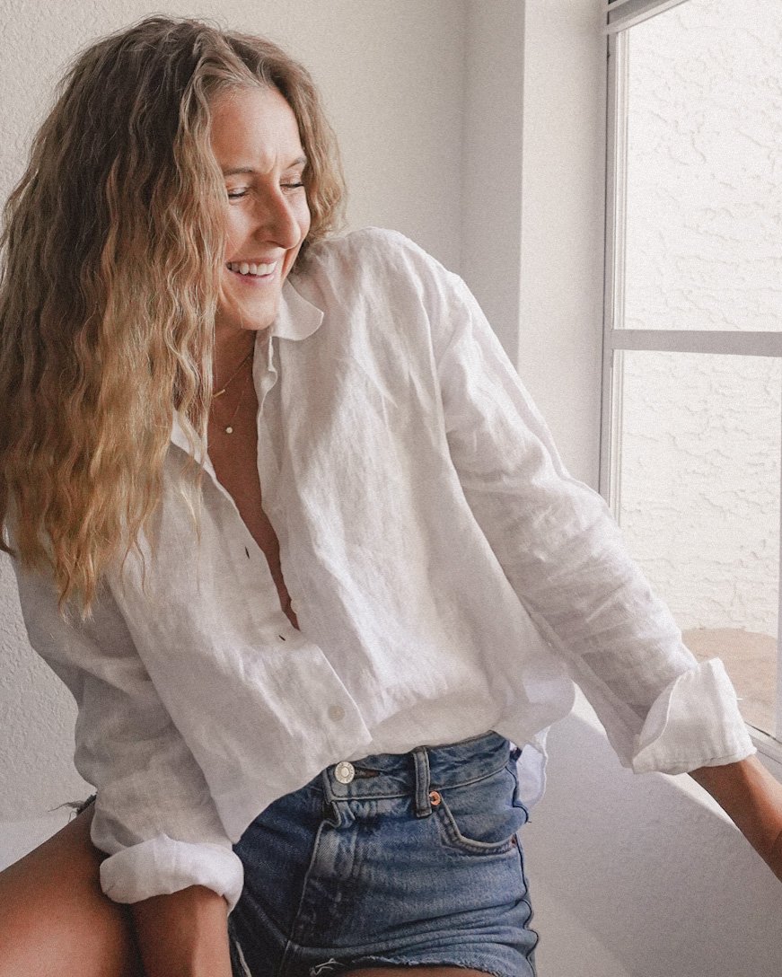  Jessica Ashley wearing Uniqlo linen blouse with TopShop denim shorts from Nordstrom | outfit details   