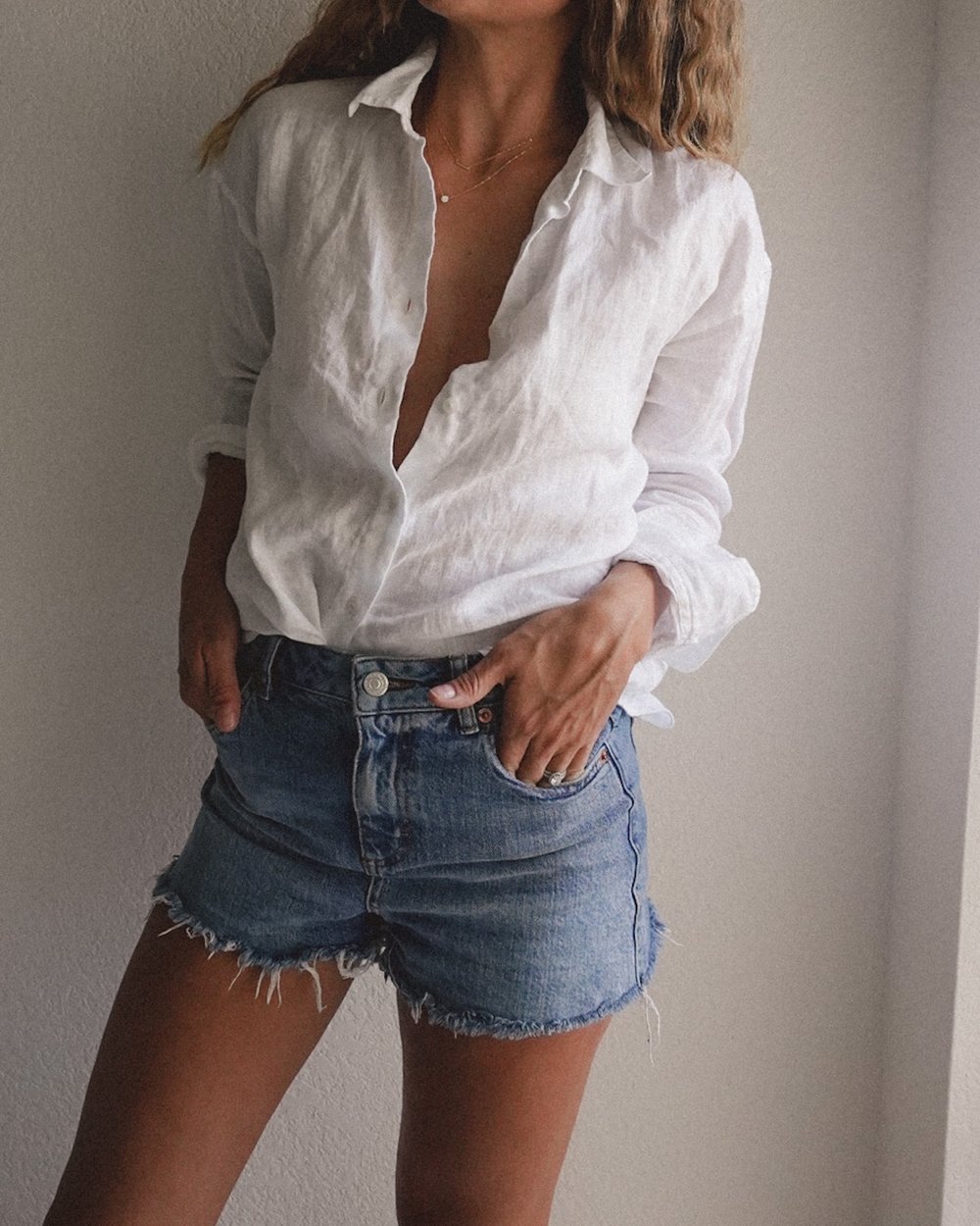  Jessica Ashley wearing Uniqlo linen blouse with TopShop denim shorts from Nordstrom | outfit details   