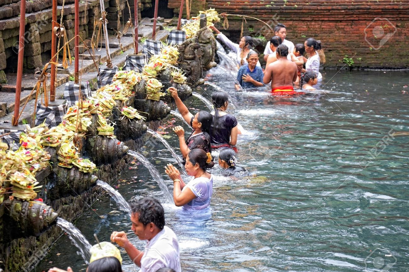 11215644-TAMPAK-SIRING-BALI-INDONESIA-OCTOBER-30-People-praying-at-holy-spring-water-temple-Puru-Tirtha-Empul-Stock-Photo.jpg