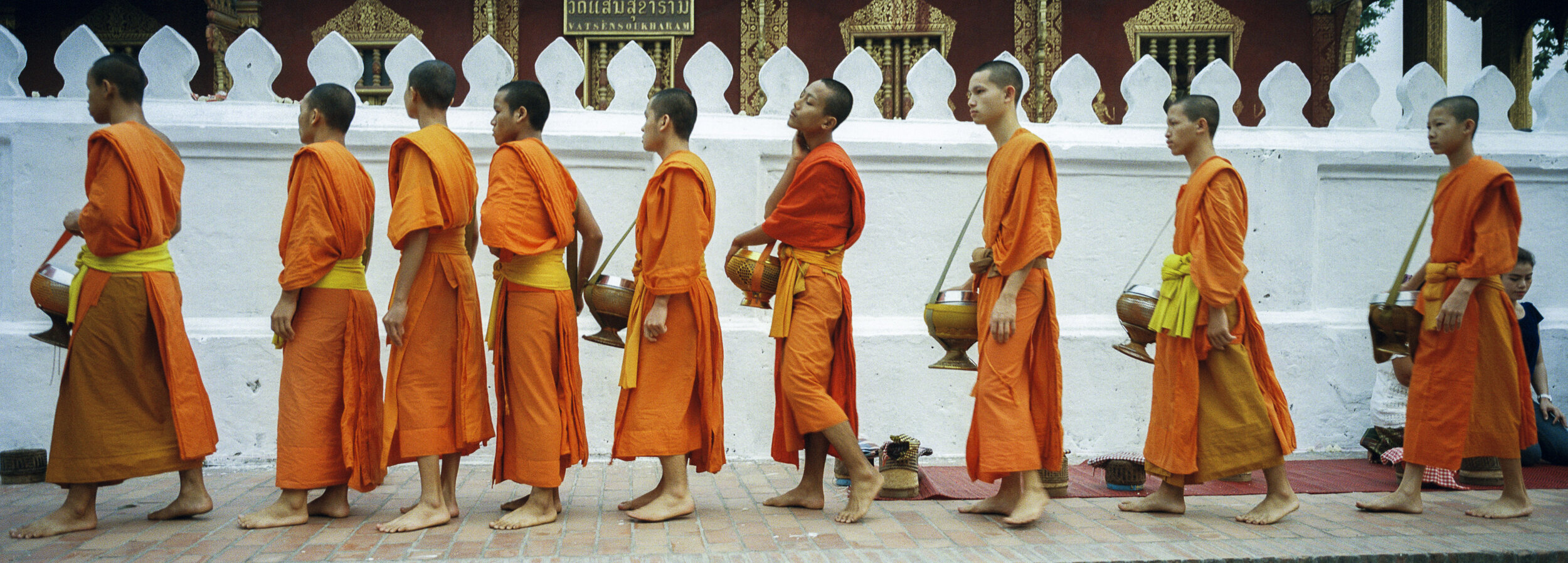 04072013_Tacon_Laos_monks_Panorama-2.jpg