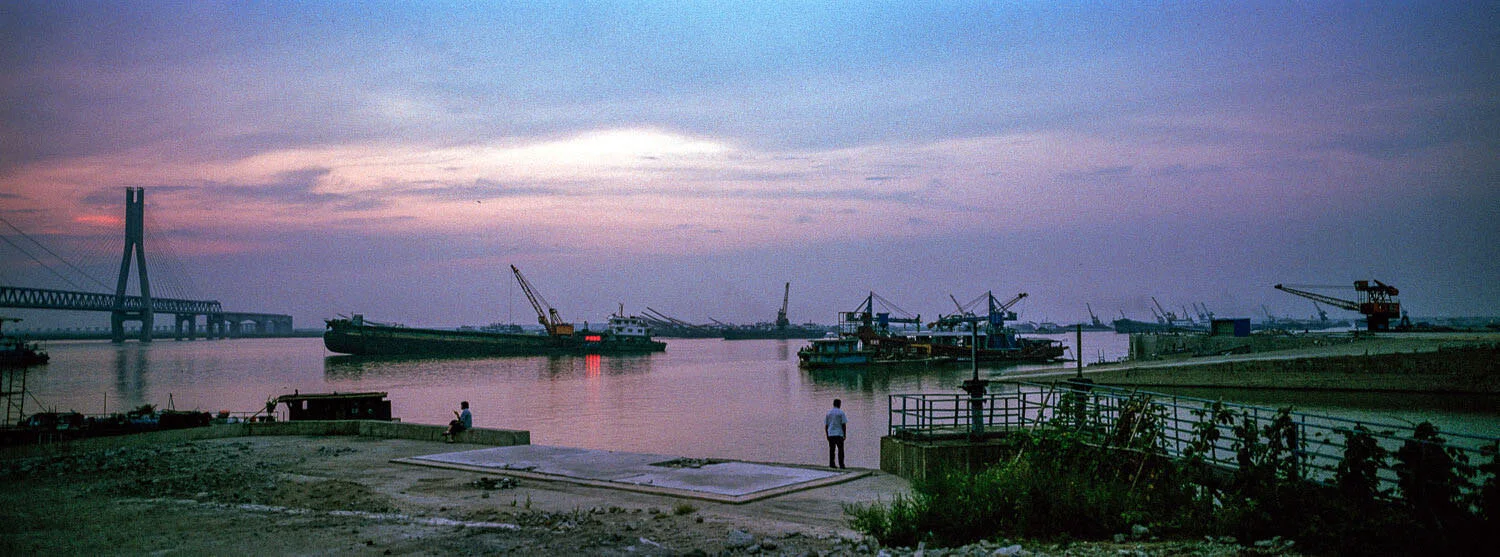 August 11, 2018, Yueyang, China - A man stands on the banks of the Yangtze River.and gazes at the summer sunset.  