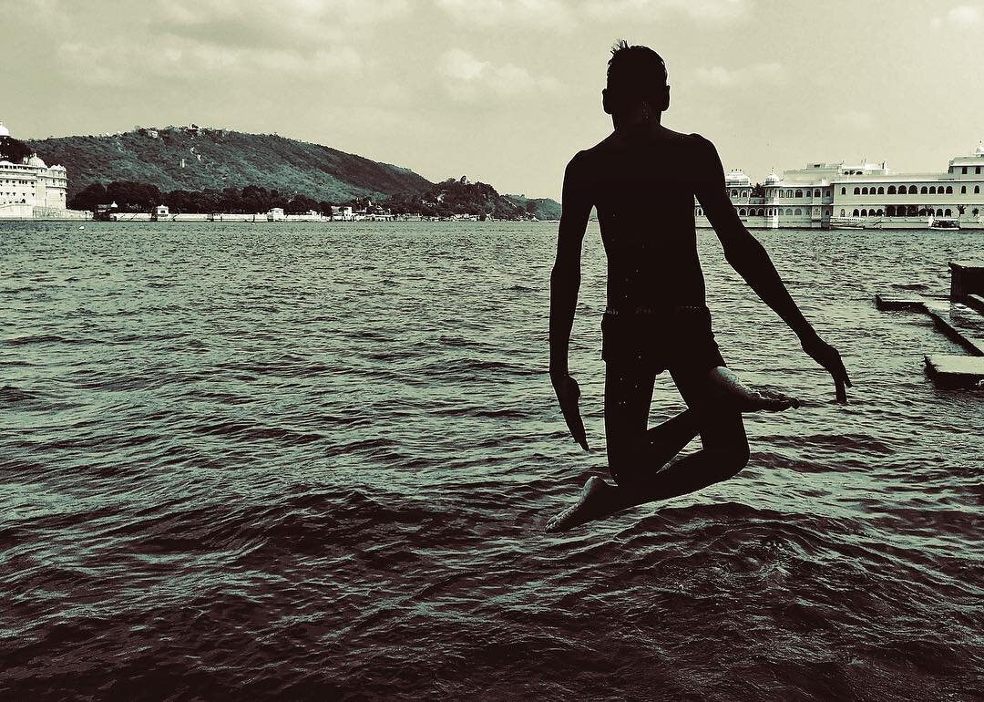 Water Jump
.
.
.
.
.
#india #udaipur #lake #sunset #sky #water #iphoneonly #iphoneography #iphone6splus #snapseed #calm #relax #swimming #dive #blackandwhite #bnw #photooftheday #picoftheday #contrast