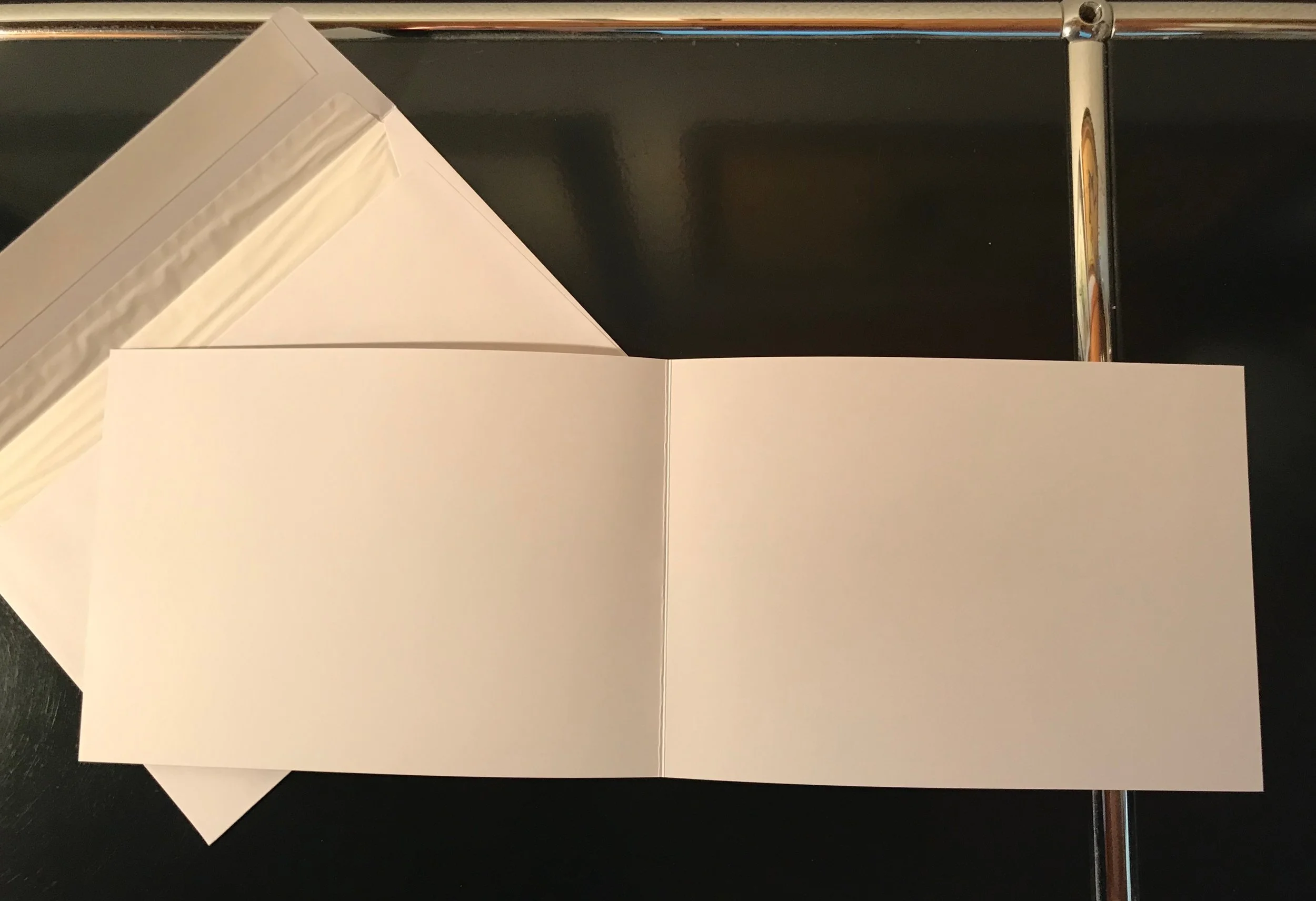 Karten A5 quer links gefalten Einlageblatt links gefalten oder einfach Couvert mit Seidenpapier gefüttert mit Spitzklappe gummiert oder mit breitem Umschlag (Haftstreifen)