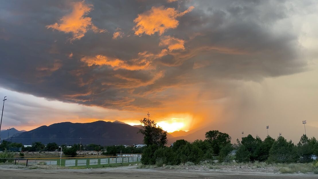 Aaaand tonight&rsquo;s cool weather contestant - from Colorado we have probably one of the coolest sunsets I&rsquo;ve seen! The storm/sunset combo was pretty stunning.