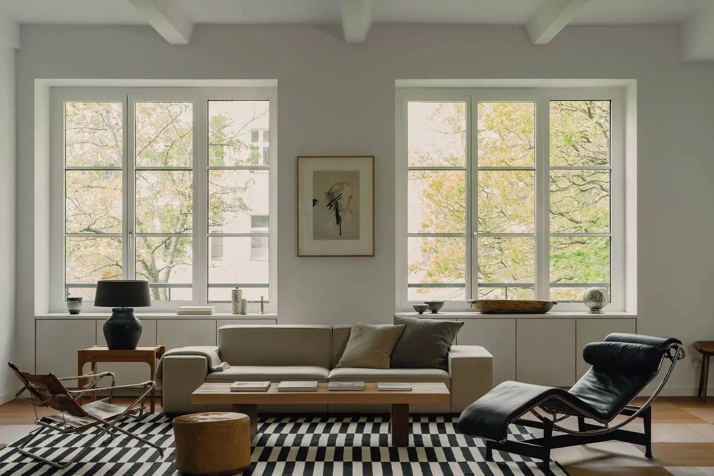 HOW TOP DESIGNERS ARE USING MID-CENTURY CHAIRS IN TODAY’S INTERIORS