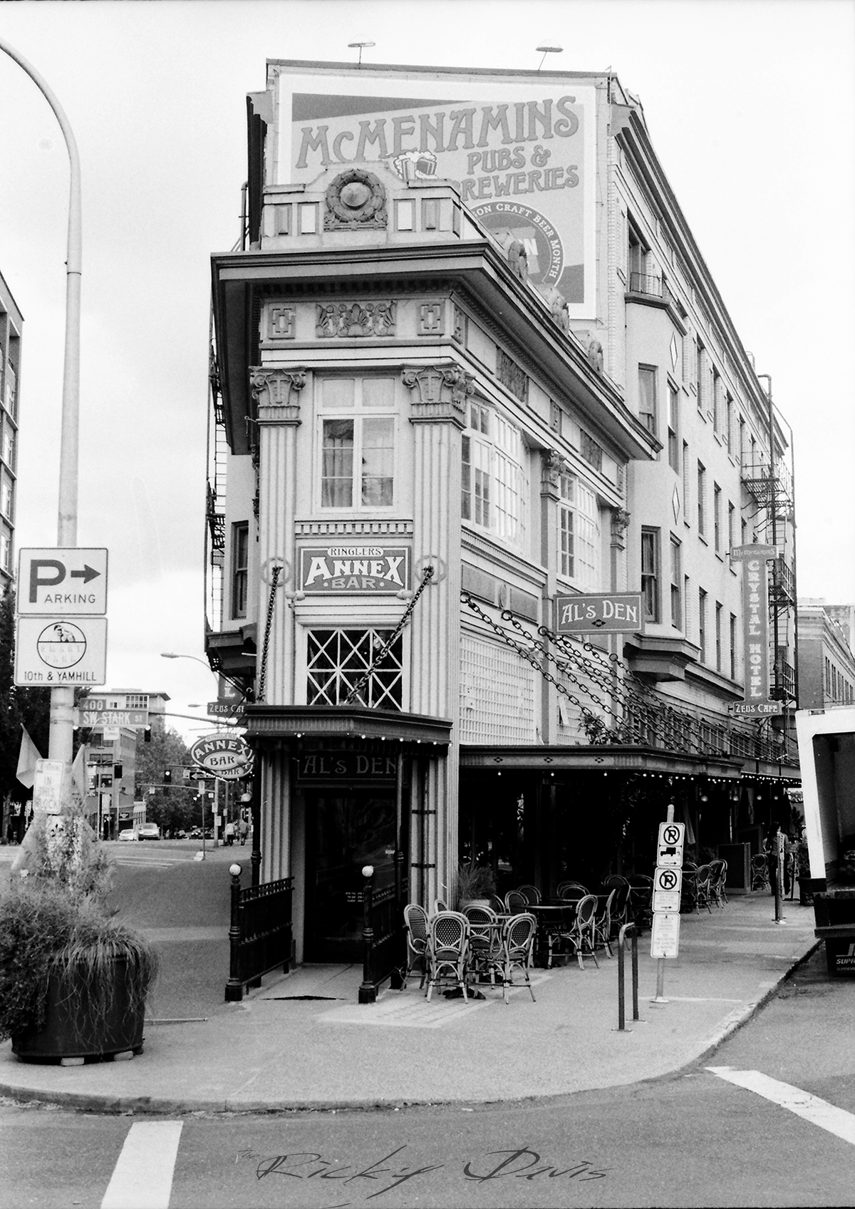 Building in Portland, OR - Photographer Ricky Davis of TRD Photography - Ilford 400 HP 5 Film
