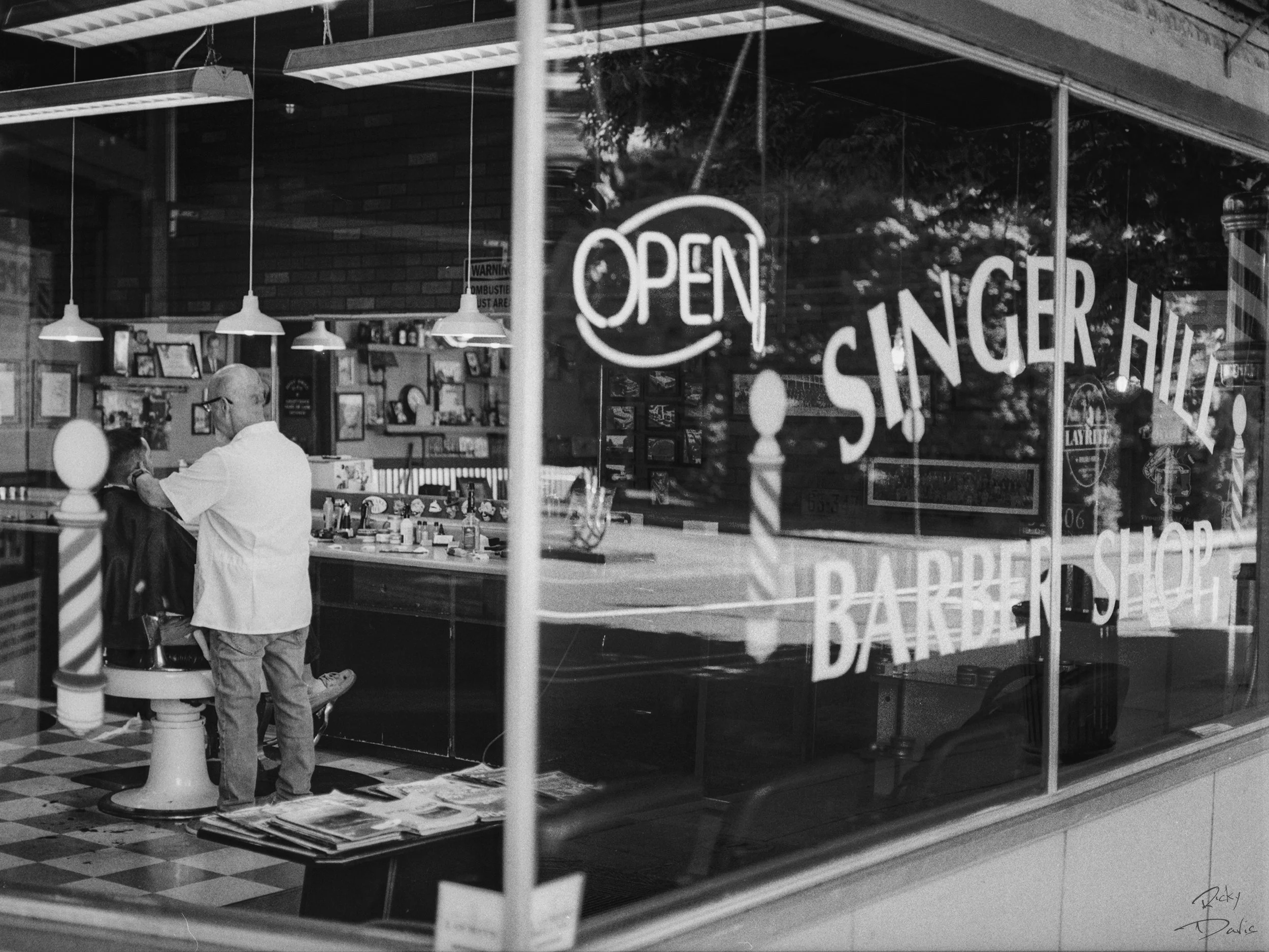 Old Barber Shop - Oregon City, Oregon
Kodak Tri X Film Photography
Photographer Ricky Davis of TRD Photography
